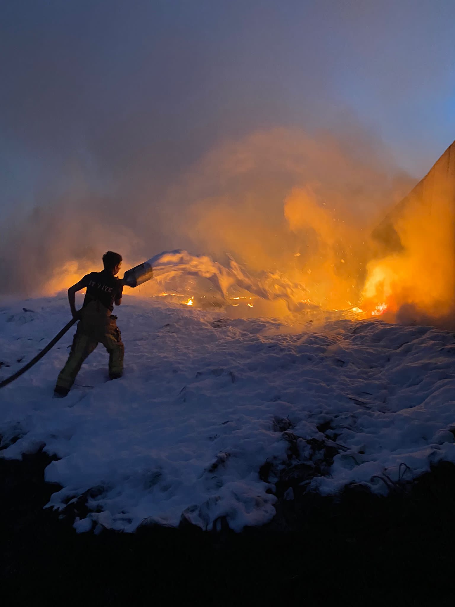 itfaiye İzmir’in ateş savaşçıları 9 günlük bayram tatili süresince başta orman yangınları olmak üzere çok sayıda olaya müdahale etti. İtfaiyesi 9-18 Temmuz tarihleri arasında 1.006 olaya müdahale etti. 20’si orman olmak üzere 726 yangını büyümeden söndürdü. Çıkan orman yangınlarında yaklaşık 120 hektarlık alanın zarar gördüğü tahmin ediliyor.