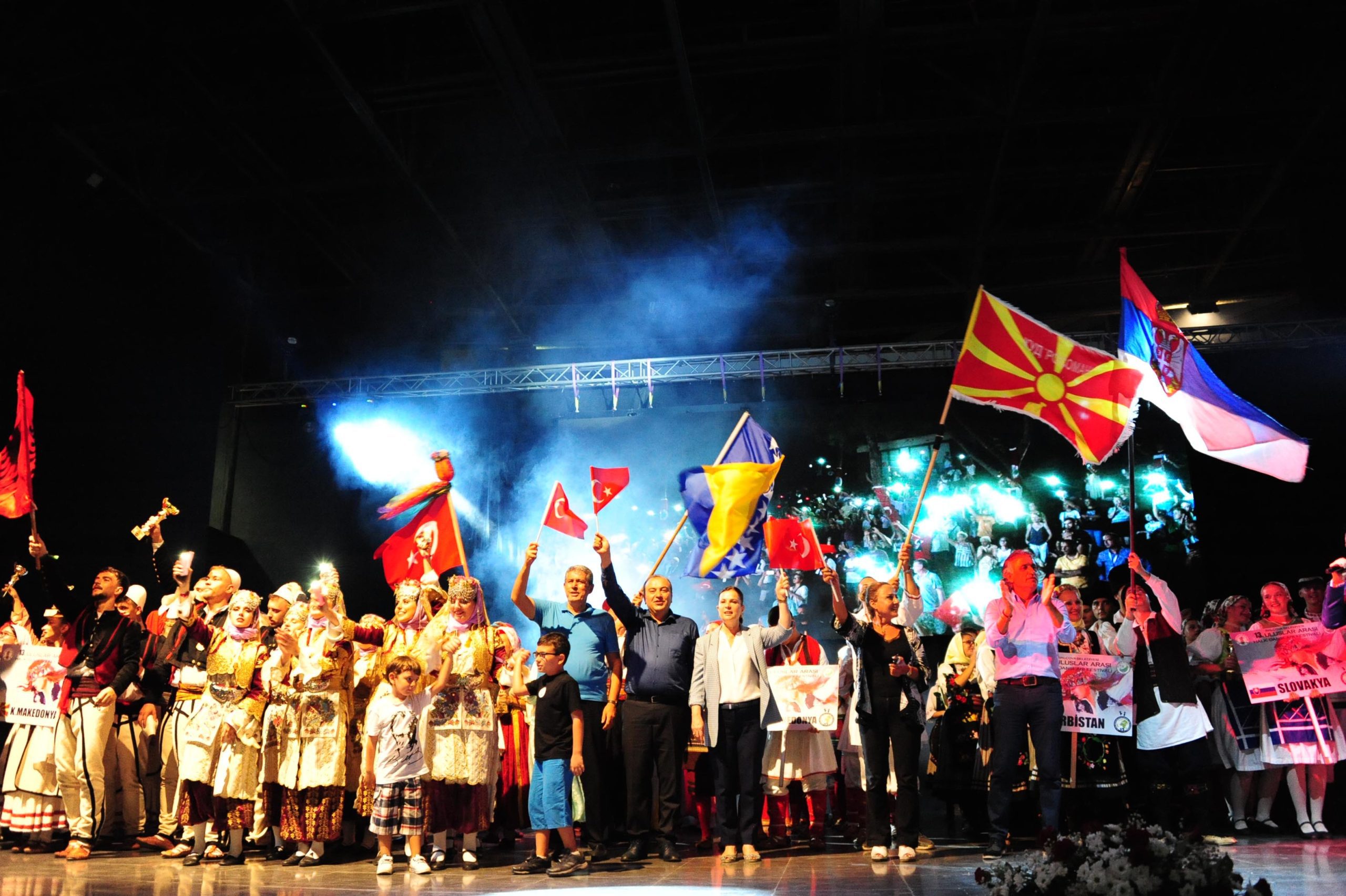 zafer bayramı 30 Ağustos Zafer Bayramı’nın 100. Yıl kutlamaları ile Uluslararası Halk Dansları Festivali’nin Gala Gecesi birleşince Balçova’da muhteşem bir coşku yaşandı. Binlerce kişi korteje katılırken, yabancı konukların gösterileri izleyenleri büyüledi.