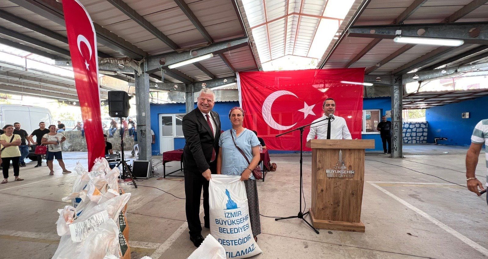 İzmir Büyükşehir Belediyesi, Dikilili üreticilere yem verdi!