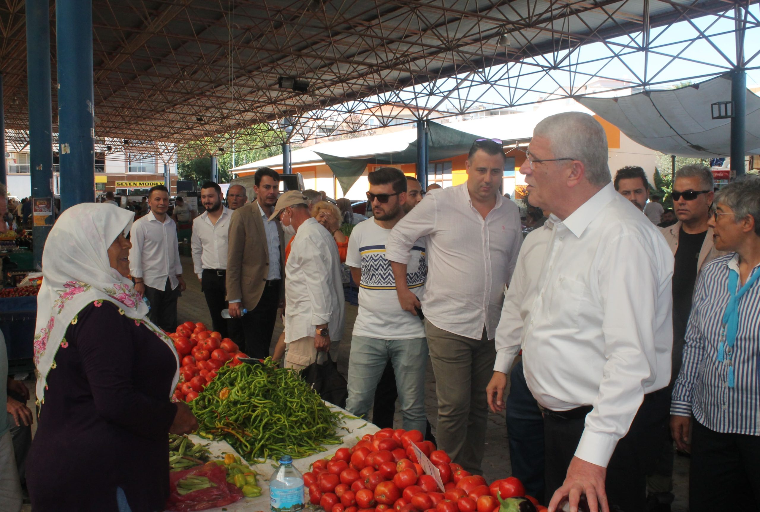 İYİ Partili Vekil Dervişoğlu, İzmir'de esnaf ziyareti gerçekleştirdi!
