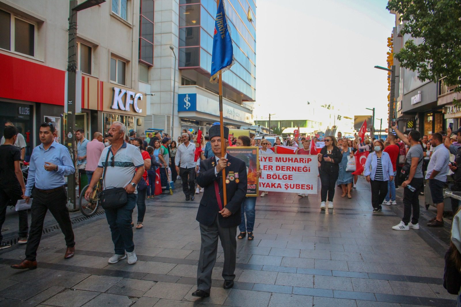 Gaziler, Karşıyaka'nın sokaklarında yürüyüş yaptı!
