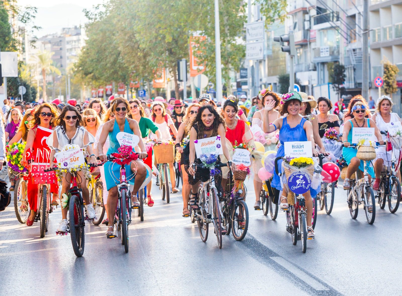 bisiklet Karşıyaka, uluslararası boyutlara kadar yükselen ve giderek büyük bir ilgi yumağı oluşturan Süslü Kadınlar Bisiklet Turu’na ev sahipliği yapacak. Dünyanın ve Türkiye’nin birçok kentinde eş zamanlı olarak düzenlenecek büyük organizasyonun ana turu Karşıyaka’da gerçekleştirilecek.