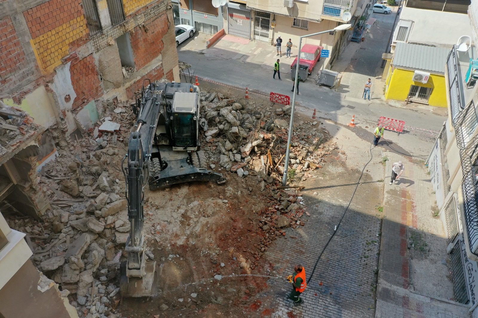 izmir depremi Konak Belediyesi Fen İşleri Müdürlüğüne bağlı yıkım ekipleri, Halilrıfatpaşa Caddesi üzerinde bulunan, vatandaşın can ve mal güvenliği ile sağlığını tehdit eden metruk binanın yıkımını gerçekleştirdi.