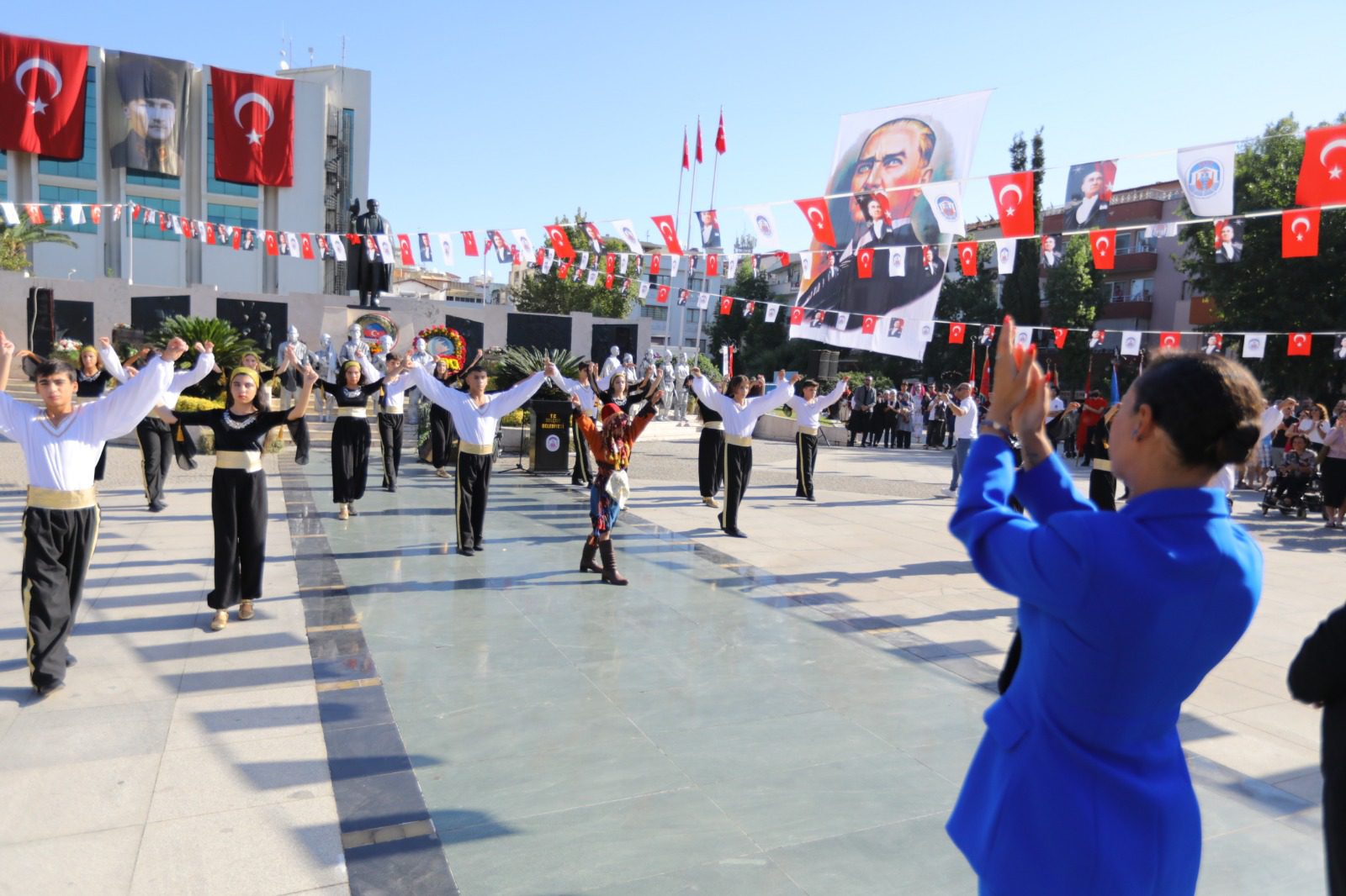 Efes, "Tek sevdamız Atatürk" diye haykırdı!