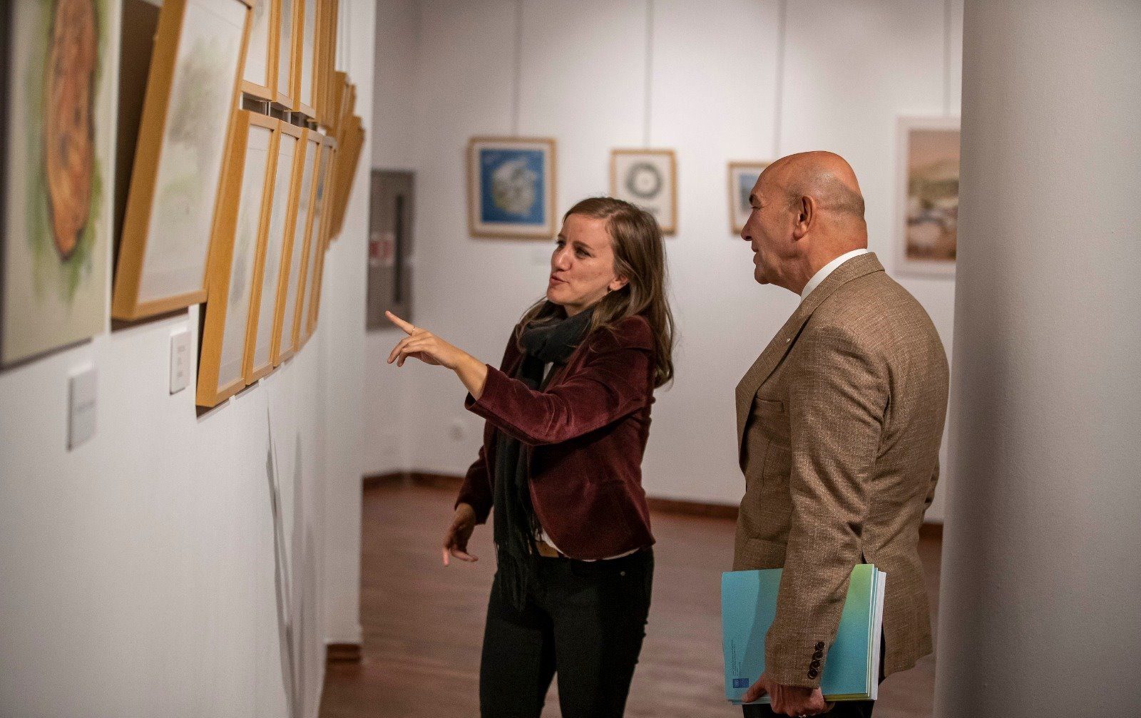 Başkan Soyer, sanatçı Gökçe Sümerkan’ın sergisi’ni ziyaret etti