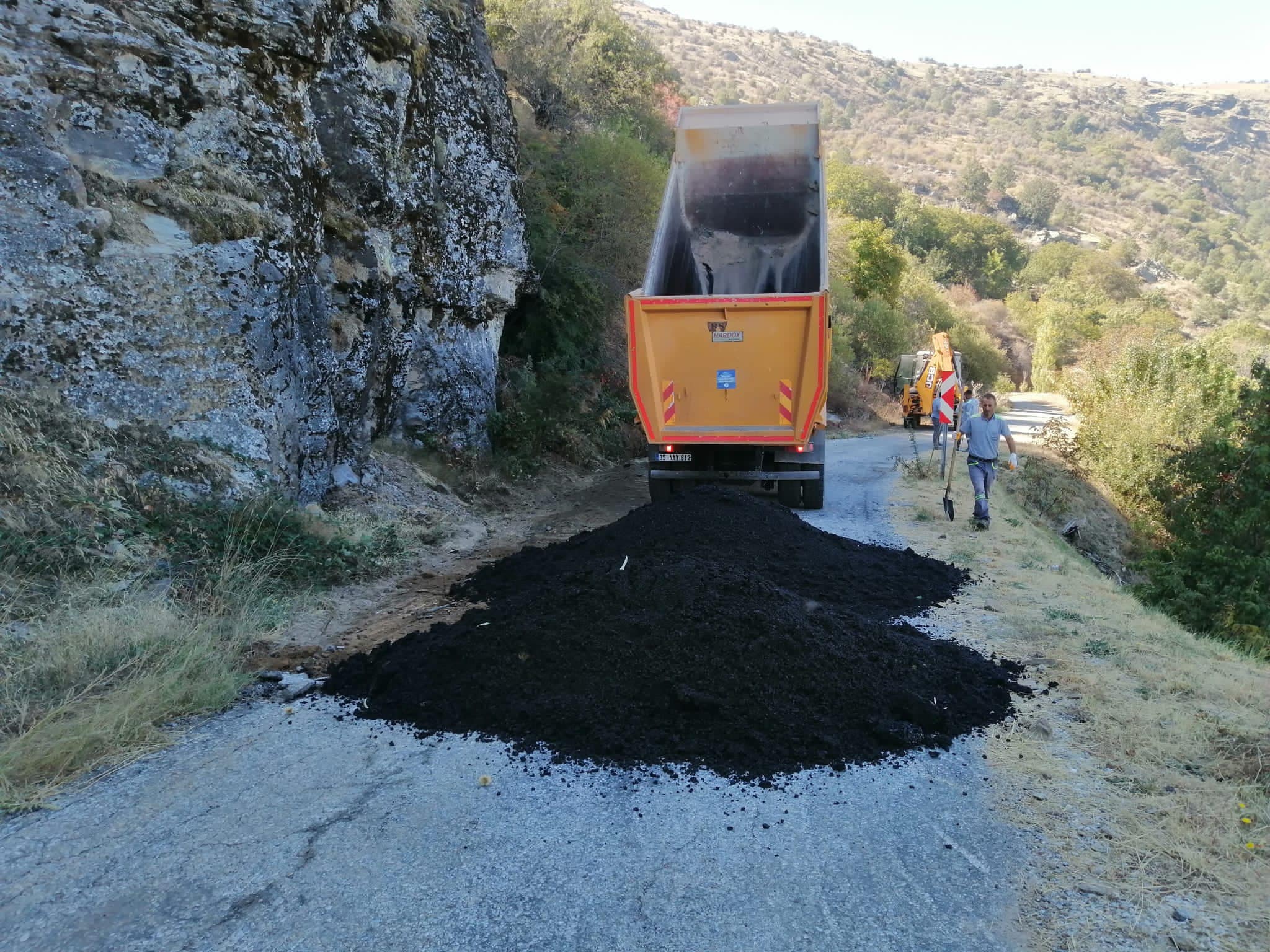 feridun yılmazlar Beydağ Belediyesi Fen İşleri Müdürlüğü ekipleri ile İzmir Büyükşehir Belediyesi ortaklaşa Beyköy Mahallesi Kuvayı Milliye yolunda asfalt yama çalışmalarına başladı
