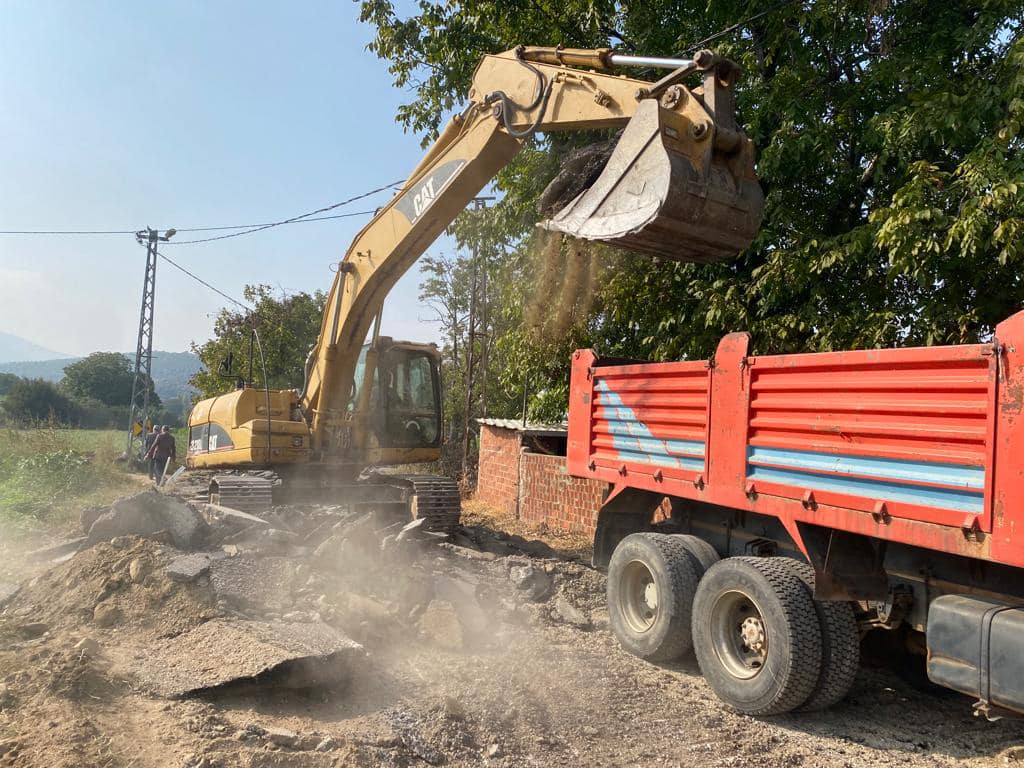 Beydağ Belediyesi İzmir Büyükşehir Belediyesi ekipleri ve Beydağ Belediyesi ekipleri, Beydağ’da sathi asfalt dökümü öncesinde zemin düzenleme çalışmaları gerçekleştiriyor.