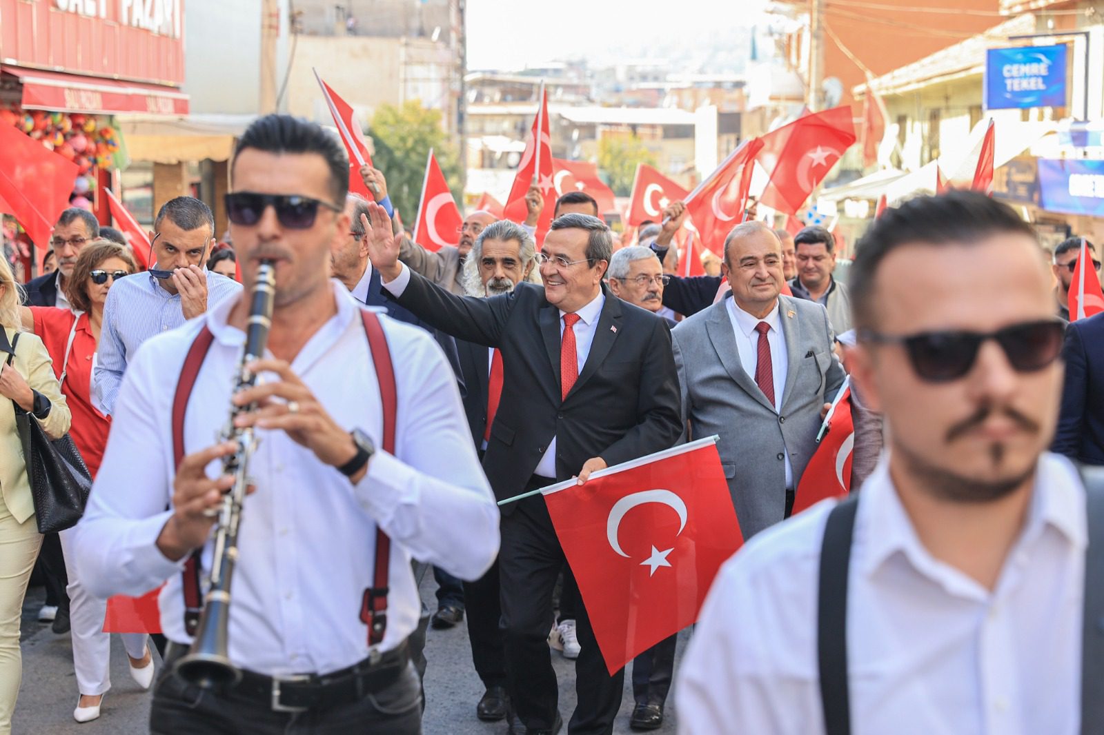 Konak'ta Cumhuriyet Bayramı türküler ve zeybekle kutlandı