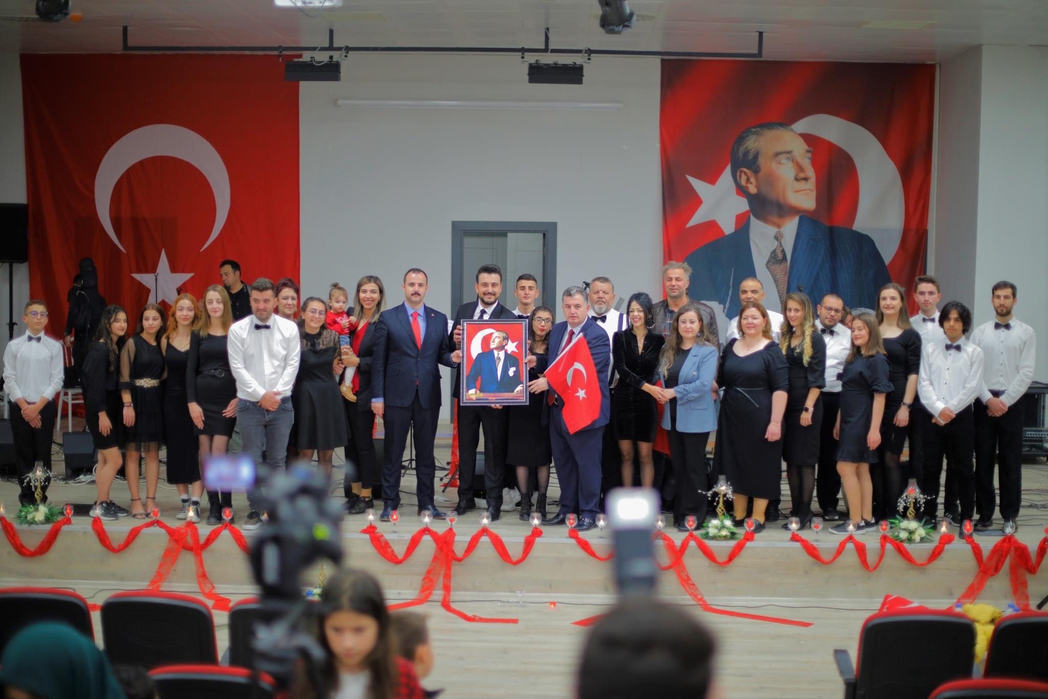 29 ekim Cumhuriyet’in 99’ncu yıl dönümünü hafta boyunca çeşitli etkinliklerle kutlayan Kınık Belediyesi, ay-yıldızlı bayraklarla bezenen ilçede Cumhuriyet Haftası’nda bayram coşkusunu yaşattı. Kınık’ta 29 Ekim Cumhuriyet Bayramı 99. Yıldönümü programı kapsamında 28 Ekim günü, Kınık Kaymakamı Abdurrahman Çelebi, Kınık Belediye Başkanı Dr. Sadık Doğruer, İlçe Jandarma Komutanı Oral Kaymak, İlçe Emniyet Müdürü Murat Coşkun, siyasi parti ve STK temsilcilerinin katıldığı törende Kınık Cumhuriyet Meydanı’nda bulunan Atatürk Anıtına çelenk bırakıldı. Düzenlenen törenin ardından; Başkan Doğruer ve Kınık Kaymakamı Abdurrahman Çelebi, Kınık Belediyesi Aile Yaşam Merkezlerinde eğitim gören miniklerle bir araya gelerek, Cumhuriyet coşkularına ortak oldular. Cumhuriyet çocuklarını ziyaretinde bir açıklama yapan Başkan Doğruer “İlçemizde Cumhuriyet’in kazanımları ve milletimizin mukaddes değerleri ile bir nesil yetişsin diye üzerimize düşeni hep yaptık, yapmaya da devam edeceğiz. Bizde bugün ilk olarak, yavrularımızla bayramı kutladık, çok mutluyuz” dedi.
29 Ekim’de Kınık Kaymakamlığı’nda tebriklerin kabulünün ardından saat 11.00’da Kınık Cumhuriyet Meydanı’nda Cumhuriyet Bayramı kutlama programı düzenlendi. Başkan Doğruer ve İlçe Kaymakamı, tören alanına geçerken ilçe halkını ziyaret ederek bayramlarını kutladılar.
Tören alanında, Belediye Başkan Doğruer ve ilçe protokolünün yanı sıra çok sayıda vatandaş hazır bulundu.
Saygı duruşu ve İstiklal Marşı’nın ardından bir konuşma yapan Kınık Kaymakamı Abdurrahman Çelebi “Yüz yıl önce bu topraklarda can vermiş şehitlerimizin, Gazi Mustafa Kemal Atatürk ve silah arkadaşlarının şerefli mirasıdır Cumhuriyet. Elbette bizler; bu aziz vatanın şanlı tarihini, özgürlük mücadelesini ve cumhuriyet meşalesini, ömrümüz vefa ettikçe şerefle taşıyacağız. Ecdadımızdan devraldığımız bu mirası, bizden sonraki nesillere aktarmak ve anlatmak için, Cumhuriyet Bayramımızı her yıl daha da artar bir coşkuyla kutlayacağız. Başta Cumhuriyet’in Kurucusu Mustafa Kemal Atatürk olmak üzere, bütün şehitlerimizin ruhları şad olsun, Allah onlardan ebeden razı olsun. Bayramımız kutlu olsun” dedi.
Cumhuriyet Haftası etkinlikleri çerçevesinde düzenlenen şiir yarışmasında birinci olan Mehmet Akif Ersoy Ortaokulu öğrencisi Ayşe Rukiye Aşçıoğlu’nun okuduğu şiirin ardından, Şehit Hakan Sağınç Anadolu Lisesi müzik öğretmeni Zeynep Eğilli yönetimindeki öğrenciler sergiledikleri performansları ile alanı dolduran Kınıklılara keyifli anlar yaşattılar. Kınık Halk Eğitim Merkezi halk oyunları ekibi tarafından hazırlanan gösteri bayramı doyasıya yaşayan ilçe halkını mest etti.
Ayrıca Cumhuriyet Bayramı 99. Yılı anısına yapılan “Cumhuriyet” konulu şiir, kompozisyon, resim, zeka oyunları ve spor yarışmalarında dereceye giren katılımcılara ödülleri Belediye Başkanı Dr. Sadık Doğruer, İlçe Kaymakamı Aburrahman Çelebi tarafından verildi.
İlçeyi adeta gelin gibi bezeyen ay-yıldızlı bayraklar ve flamalar ile, fener alayı ve bando takımı eşliğinde Hükümet Konağı önünden Cumhuriyet Meydanı’na büyük bir kalabalık ve coşkuyla yürüyen Kınıklılar, ikinci günün son programı olan yerel sanatçı Fırat Tanır önderliğindeki Kınık Belediye Korosu’nun Cumhuriyet şarkılarına eşlik edildi.
Kınık’ta Cumhuriyet Haftası kutlama etkinlikleri 31 Ekim Pazartesi günü akşam saat 20.00’da Tuğçe Kandemir konseri ile son bulacak.