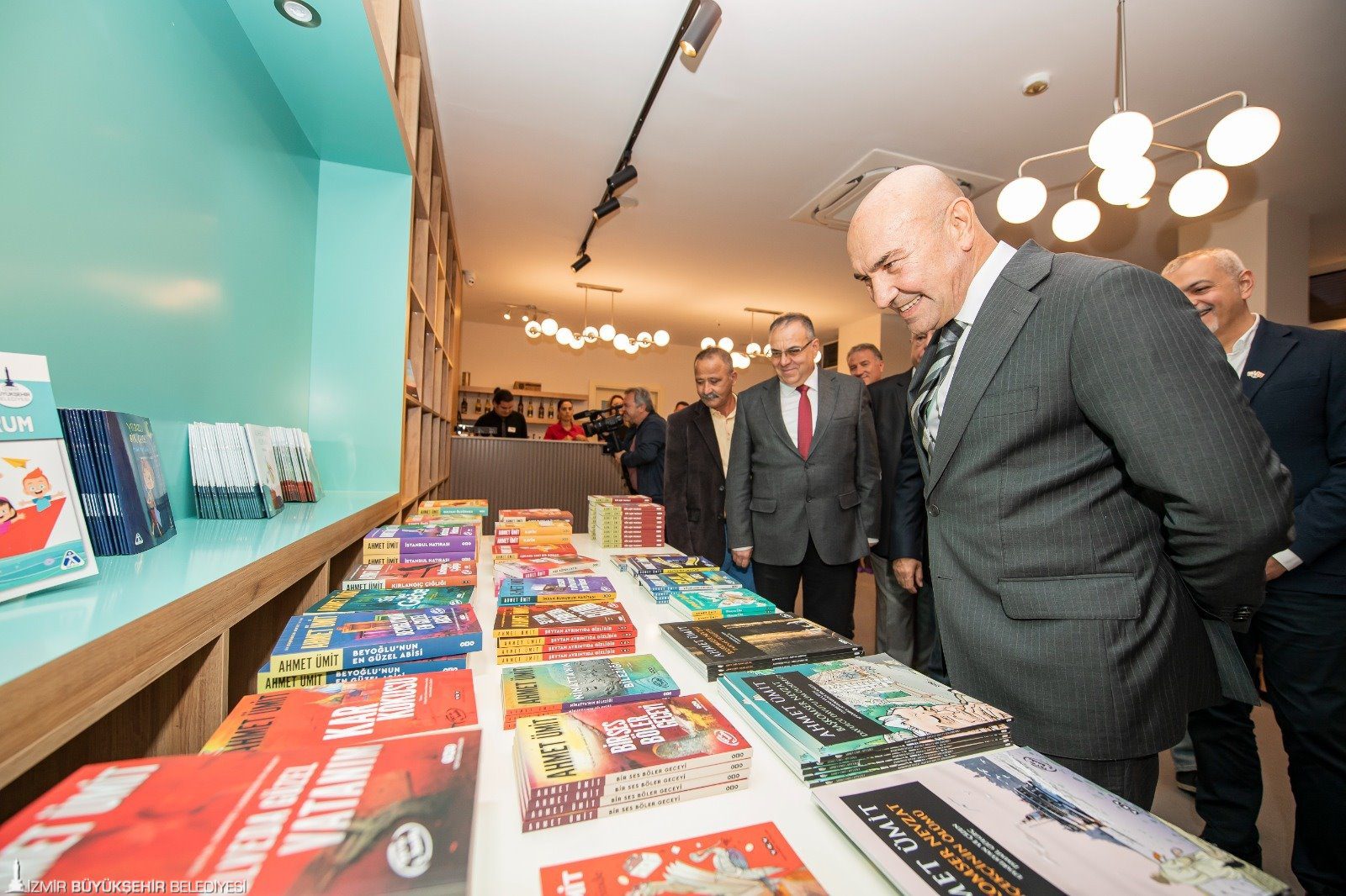 İzmir Büyükşehir Belediyesi 'Kitap Kafe' açtı!