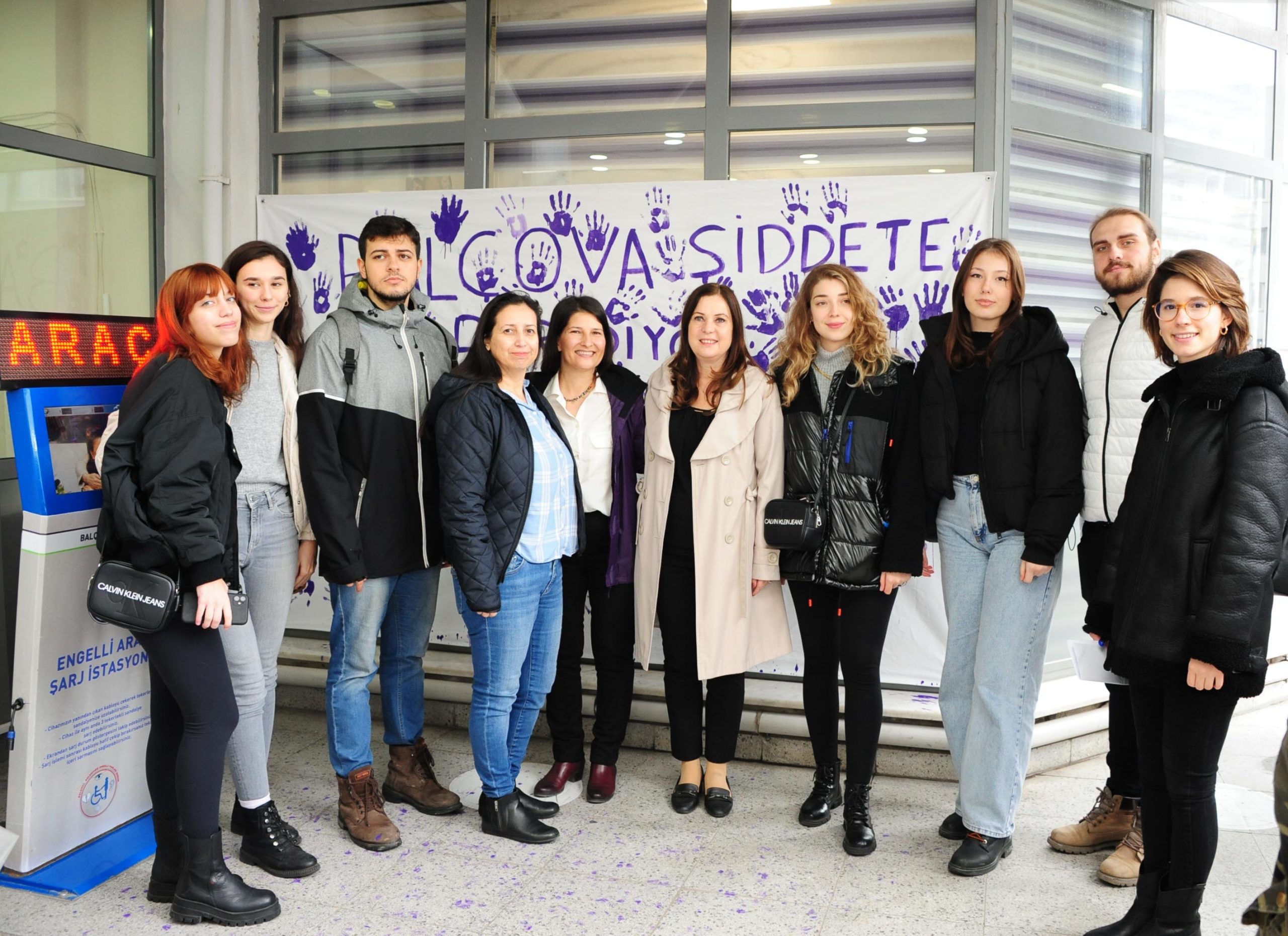 şiddet 25 Kasım Kadına Yönelik Şiddete Karşı Uluslararası Mücadele Günü nedeniyle Balçova Belediyesi ve Yaşar Üniversitesi Kadın ve Aile Çalışmaları Uygulama ve Araştırma Merkezi (YÜKAM), şiddete karşı bir farkındalık eylemi düzenledi. Balçovalı Kadınlar ve Yaşar Üniversitesi İletişim Fakültesi öğrencilerinin katıldığı eylemde Başkan Fatma Çalkaya “Şiddet durana kadar sesimizi yükselteceğiz” dedi.