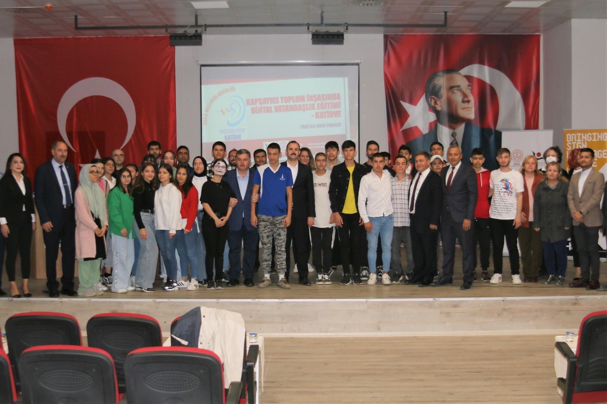 Dijital Vatandaşlık Kınık Belediyesi, Kınık Kaymakamlığı, Sosyal hizmetler İl Müdürlüğü ve İzmir İl Milli Eğitim Müdürlüğü işbirliği ile hayata geçirilen, KATİDVE (Kapsayıcı Toplum İnşasında Dijital Vatandaşlık Eğitimi) projesinin açılışı Kınık Öğretmenevi Konferans Salonu’nda düzenlenen törenle yapıldı. Türkiye çapında desteklenmeye hak kazanmış 42 TÜBİTAK 4008 projesi arasında yer alan ve işitme engelli öğrencilerin faaliyetlere katıldığı tek proje olan KATİDVE projesi ile işitme engelli öğrencilerin, iletişim bariyerlerini kaldırarak sanal dünyada karşılaştıkları tehditlere karşı farkındalık kazandırmaları ve Dijital Vatandaşlık Becerilerini geliştirmeleri hedefleniyor.
KATİDVE Projesi paydaşı ve ev sahibi Kınık Belediyesi Başkanı Dr. Sadık Doğruer, müreffeh toplumlar seviyesine ulaşmanın yolunun eğitimden geçtiğini belirterek “İlçemizde yaşayan her bir yurttaşımızın kamu imkânlarından faydalanması ve her alanda eğitim alabilmesi için birçok proje hayata geçirdik. Bu proje en çok önemsediğim projelerden birisidir. Milli Eğitim müdürlüğümüz ile birlikte işitme engelli kardeşlerimizin adaptasyon süreçlerini hızlandırarak, toplumsal yaşamda hak ettikleri yeri almalarını hedefliyoruz. Bu ilçedeki her bir fert için çalışmak boynumuzun borcudur. Eminim ki ilerleyen zamanlarda, bu eğitimi alan birçok kardeşimizin başarıları ile gurur duyacağız. İlçemize hayırlı uğurlu olsun” dedi.
İzmir İl Milli Eğitim Müdürlüğü Proje Yürütücüsü Fatma Beyza Baş konuşmasında zamanın ruhuna işaret ederek “Özel gereksinimli bireylerimize yönelik çalışmalarımızı sürdürüyor, yeteneklerini geliştirmek, toplumla bütünleşmelerini sağlamak ve onlar için daha erişilebilir bir dünya düzeni oluşturmak için tüm imkânlarımızı seferber ediyoruz” dedi. Açılış törenine; Kınık Kaymakamı Abdurrahman Çelebi, Kınık Belediye Başkanı Dr. Sadık Doğruer, İzmir İl Milli Eğitim Müdürlüğü Proje Yürütücüsü Fatma Beyza Baş, Kınık Öğretmenevi Müdürü Soner Oğul, Halk Eğitim Merkezi Müdürü Fatih Sakin, İlçe Milli Eğitim Müdürü Ömer Derelioğlu, Bergama Aile Sosyal Hizmetler Merkezi Müdürü Özcan Demir, Mert Öztüre Özel Eğitim Lisesi Müdürü Mehmet Şahin ve Müdür Başyardımcısı Ahmet Yiğit, ilçede ve proje kapsamında görev yapan eğitimcilerin yanı sıra öğrenciler ve veliler de katıldı.