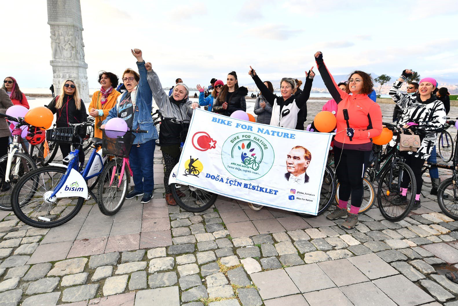 İzmirli kadınlar şiddete karşı farkındalık için pedal çevirdi