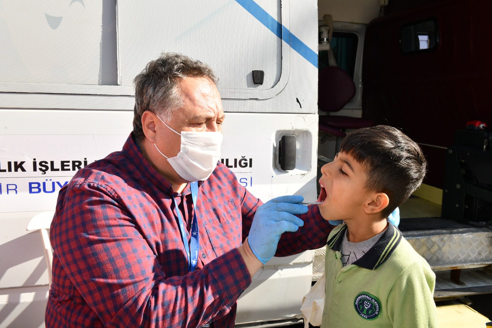 çiğli belediyesi Çiğli Belediyesi ile İzmir Büyükşehir Belediyesi iş birliğinde toplum sağlığını korumak amacıyla başlatılan Önleyici Sağlık Hizmetleri çalışmaları hız kesmeden devam ediyor. Kasım ayında 1000 çocuğun ağız ve diş sağlığı taraması yapıldı.