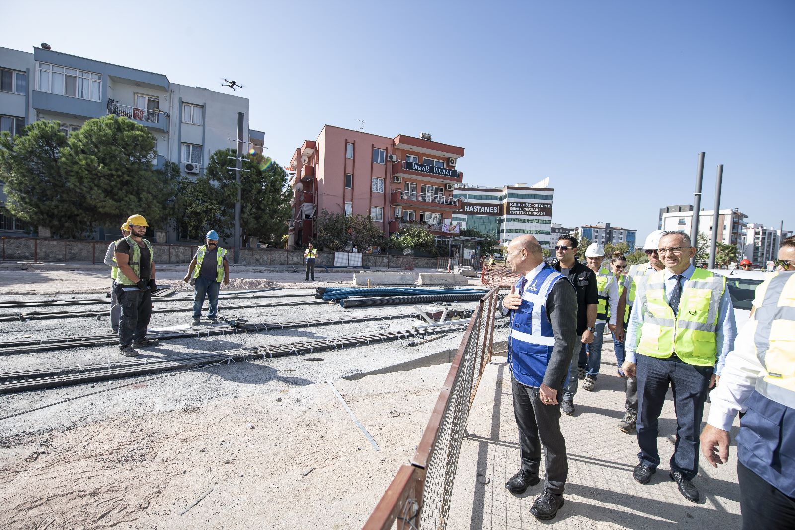 yatırım İzmir Büyükşehir Belediyesi döviz kurlarındaki rekor artışların damga vurduğu 2022’de, kentin toplu ulaşımını çağdaş standartlara taşıma hedefi doğrultusunda tarihi yatırımlara imza attı. ESHOT ve İZDENİZ, yeni yatırımlarla güçlendirilirken raylı sistemde yeni bir döneme geçildi. İzmir’in en büyük yatırımı Buca Metrosu’nun inşaatına başlandı, Narlıdere Metrosu ve Çiğli Tramvayı’nda ise sona gelindi.