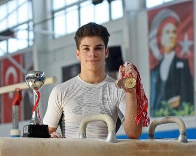 şampiyon İzmir Büyükşehir Belediyesi Gençlik ve Spor Kulübü sporcuları, 2022 yılına damga vururken 43’ü uluslararası, 347 madalya kazandı. Kerem Kamal güreşte Dünya Şampiyonu, Onur Taştan ise judoda Avrupa Şampiyonu unvanını elde etti.