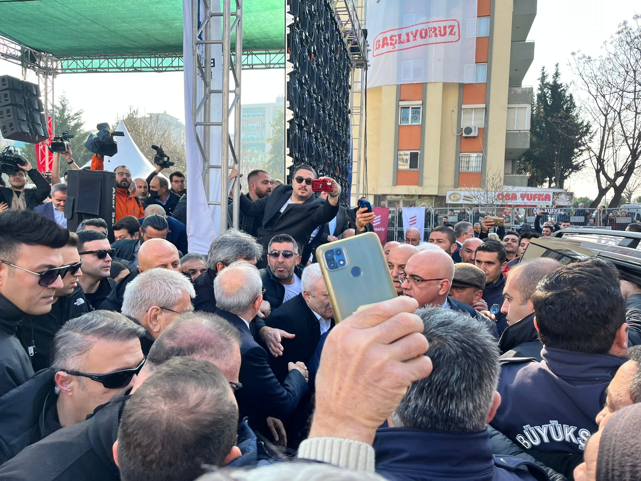 Cumhuriyet Halk Partisi Genel Başkanı Kemal Kılıçdaroğlu, bugün İzmir’de bir dizi programa katıldı. Bayraklı’da ve Karabğlar’da temel atma törenlerini gerçekleştiren Kılıçdaroğlu, Çiğli Belediyesi CİBEL A.Ş çalışanları tarafından saldırıya uğradı.