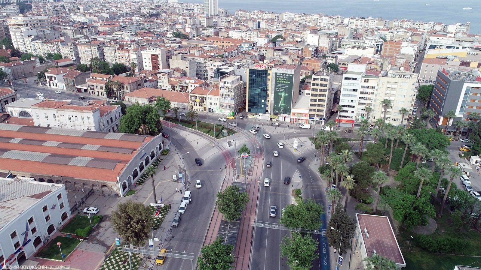Emniyet İzmir Büyükşehir Belediyesi, kent trafiğinin daha güvenli ve daha hızlı seyretmesi için İzmir İl Emniyet Müdürlüğü ile güç birliği yaparak Elektronik Denetleme Sistemi’ni hayata geçirmeye hazırlanıyor. Sürücü kaynaklı trafikte yaşanan tıkanıklıkların önüne geçebilmek için başlatılacak proje kapsamında, sistem kullanarak parklanma, hız koridoru ve kırmızı ışık noktalarındaki ihlaller denetlenebilecek.