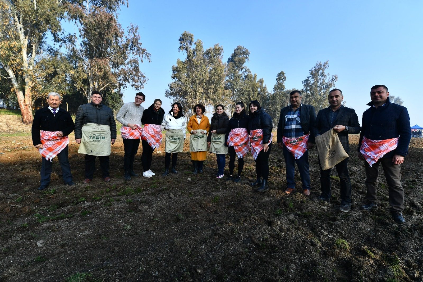 İzmir’de Yaşar Üniversitesi öğrencileri karakılçık ekiminde