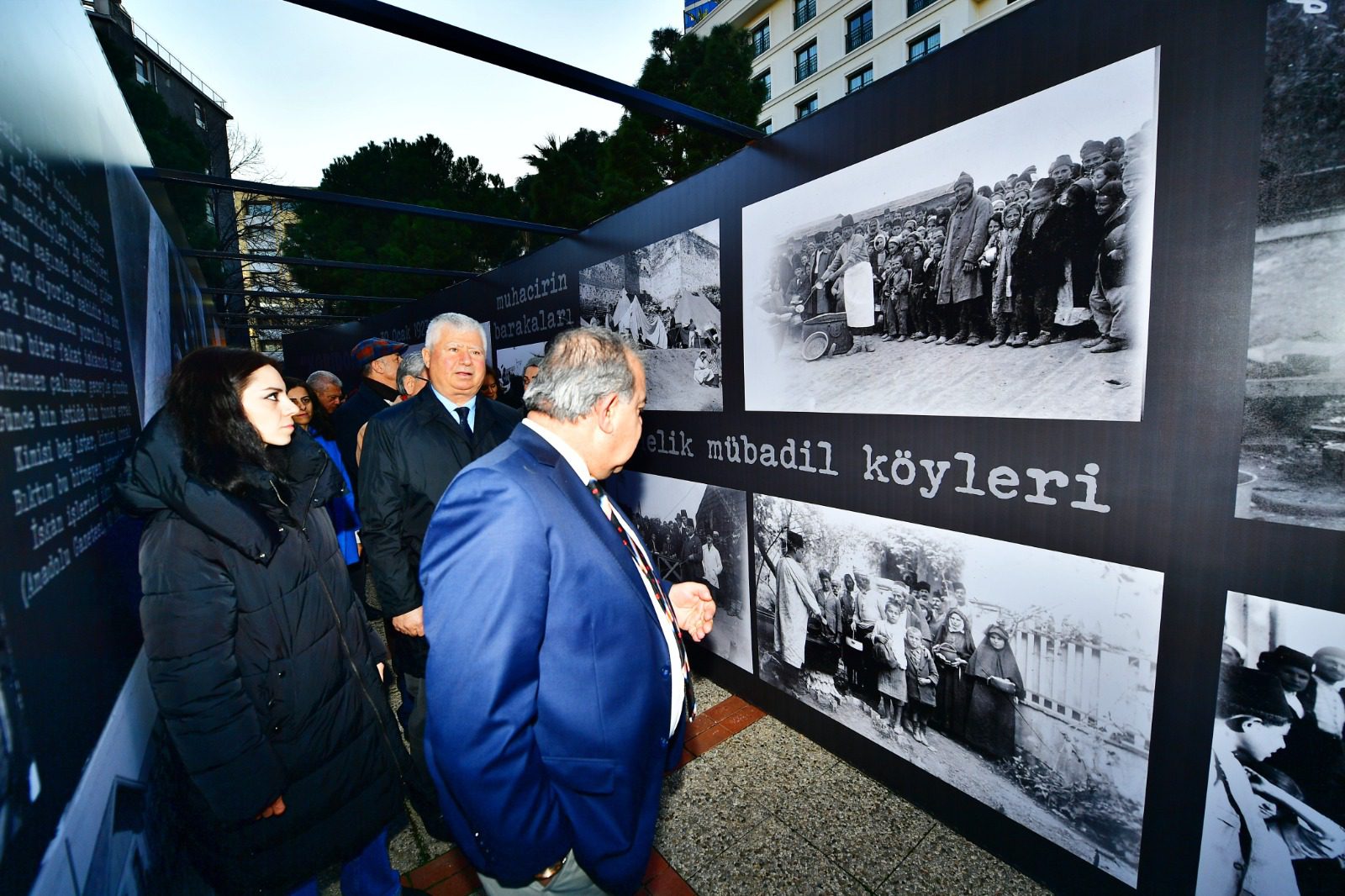 Mustafa Özuslu <p>İzmir Büyükşehir Belediyesi tarafından mübadelenin 100'üncü yıldönümünü anmak için düzenlenen etkinlikler kapsamında “Hatırlıyorum” yürüyüşü ve “Koridor” enstalasyonunun açılışı yapıldı. Mübadeleyi yaşamış ailelerin fotoğraf, ses ve görüntülerine yer verilen enstalasyon, 10 Şubat’a kadar ziyaret edilebilecek. İzmir Büyükşehir Belediyesi, 30 Ocak 1923’te Türkiye ile Yunanistan arasında yapılan mübadele anlaşmasının 100’üncü yıldönümü etkinlikleri kapsamında “Hatırlıyorum” yürüyüşü düzenledi. Mübadeleye dair hafıza mekânlardan biri olan Pasaport Gümrük'ten başlayıp, Ahmet Piriştina Kent Arşivi ve Müzesi’nde (APİKAM) son bulan hafıza yürüyüşüne İzmir Büyükşehir Belediyesi Başkan Vekili Mustafa Özuslu, İzmir Büyükşehir Belediyesi Genel Sekreter Yardımcısı Ertuğrul Tugay, İzmir Kent Konseyi Başkanı Nilay Kökkılınç, İzmir Milli Kütüphane Vakfı Başkanı Ulvi Puğ ile İzmirli yurttaş ve mübadiller katıldı. Yürüyüşün ardından APİKAM bahçesinde kurulan "Koridor" enstalasyonunun açılışı yapıldı. Mübadeleyi yaşamış ailelerin fotoğraf, ses ve görüntülerine yer verilen hafıza mekânı katılımcılara duygu dolu anlar yaşattı.</p>
<p>“Acısını sadece yaşayanlar”
10 Şubat’a kadar ziyaret edilebilecek enstalasyonun açılışında konuşan İzmir Büyükşehir Belediyesi Başkan Vekili Mustafa Özuslu, “Bazı tarihi olaylar üzerimizde kalıcı etki yaratır. Dünya tarihindeki en önemli olaylardan biri de hiç kuşkusuz Birinci Dünya Savaşı ve onun mühim sonuçlarından biri mübadele olmuştur. Nüfus değişimleri dramdır, büyük yara izleri kalır. Yerinden yurdundan ayrılmanın, vatanından uzak kalmanın acısını sadece yaşayanlar bilir. Bizler bir arada yaşamanın önemini daha iyi anlamalıyız. Toplum olarak birlikte yaşamaya, huzura ihtiyacımız var. Kavgalar acılarımızı körüklüyor. Birlikte kardeşçe bir arada yaşayabiliriz” dedi.</p>
<p>“Bilinç oluşturmak gerek”
Dr. Erkan Serçe ise 19’uncu yüzyılın sonlarından itibaren travmatik bir gelişme olarak mübadelenin karşımıza çıktığını belirterek “Mübadelenin tarihsel kökenlerinin yanı sıra insani yönü var. Yer değiştiren insanlar misafir olarak kaldıkları yerleri değil, doğup büyüdükleri yerleri bıraktılar. O güne kadar yaşadıkları yerlerde yabancı görünenler gittikleri yerlerde de yabancı oldular. Bu Türkiye’de de Yunanistan’da da yaşandı. Ama şimdi 3’üncü kuşak, kökenini aramaya çalışıyor. Bundan sonra bu olayların bir daha tekrarlanmaması için ayrımcılığı ortadan kaldırmaya yönelik bilinç oluşturmak gerek” şeklinde konuştu.</p>