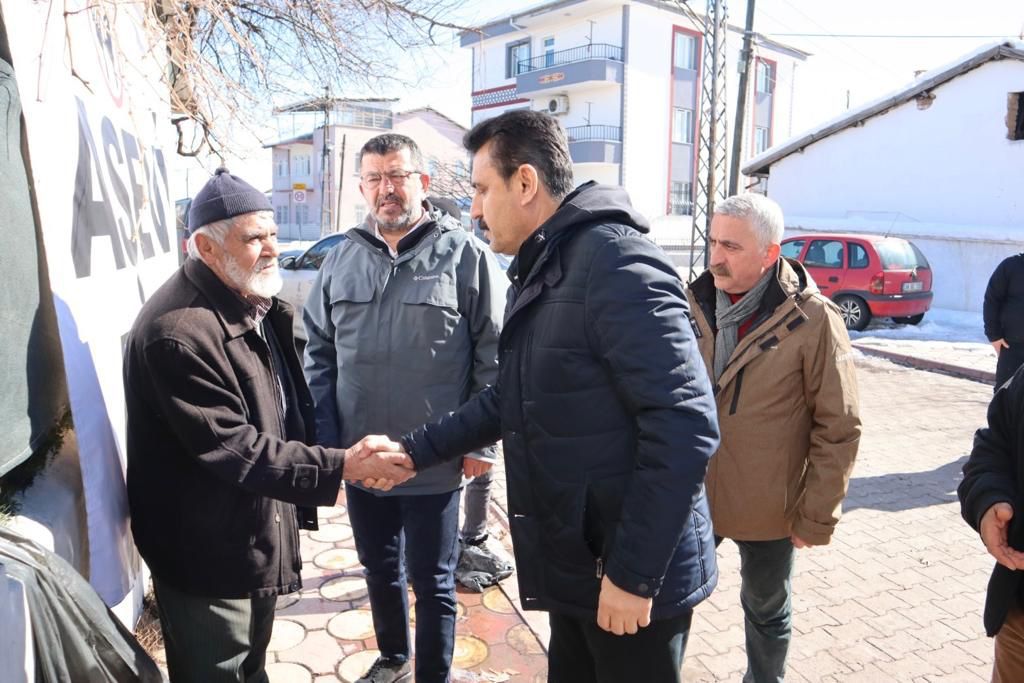 son dakika Dikili Belediye Başkanı Adil Kırgöz, depremin etkili olduğu illerden Malatya ve Adıyaman’ı ziyaret ederek vatandaşların acılarını paylaştı.