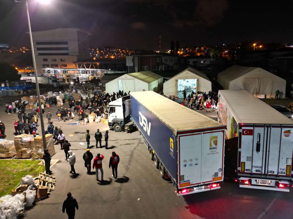 Türk Kızılay İzmir Şubesi’nin Deprem Yardım Tırları 120’ye Ulaştı