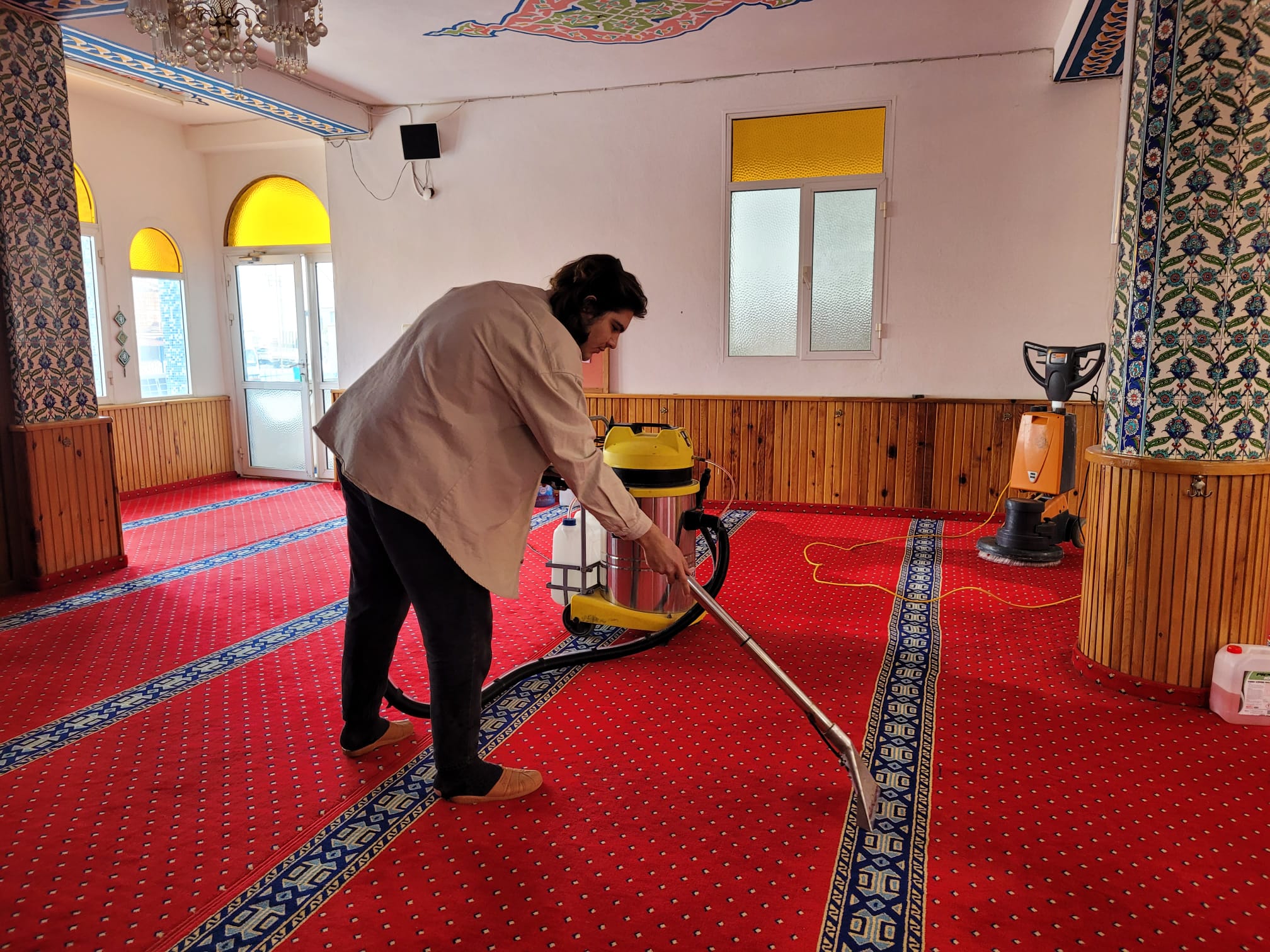 Cami Ramazan ayında cami ve ibadethanelerin daha yoğun olacağını göz önünde bulunduran Narlıdere Belediyesi, camilerde temizlik çalışması gerçekleştirdi.