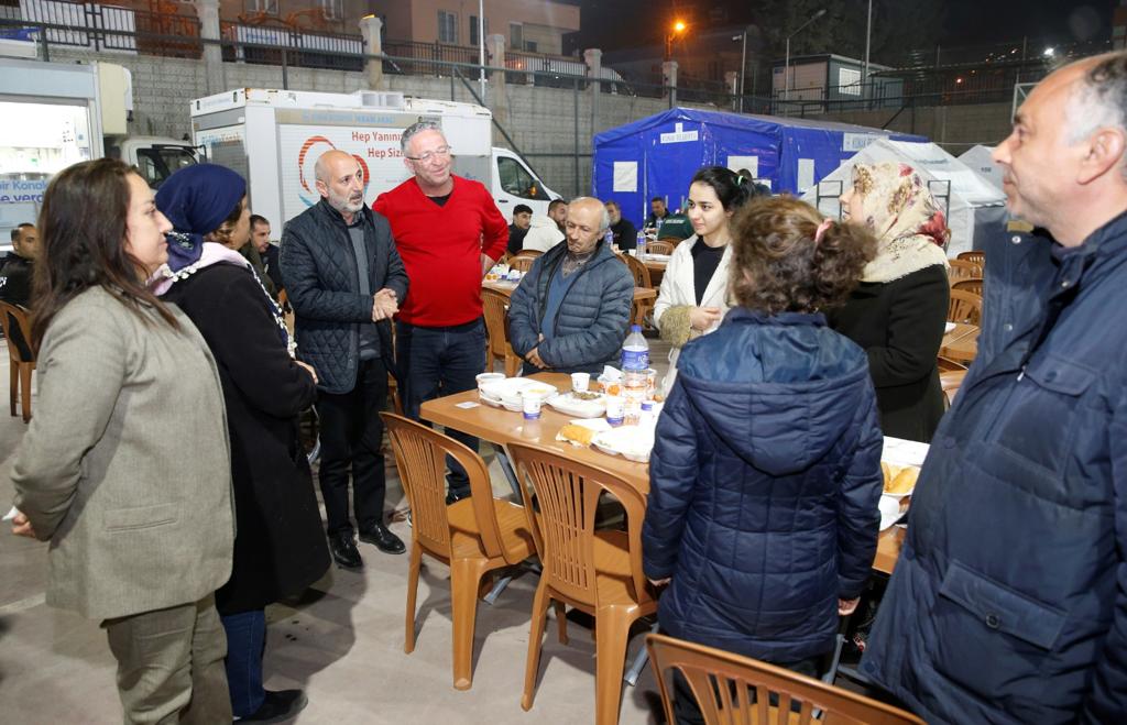 @BASKANBATUR Konak Belediyesi’nin Kahramanmaraş’ta Dulkadiroğlu İlkokulu’nun bahçesini yaşam alanına çevirerek kurduğu çadır kentte hayat başladı. Ailelere üç öğün yemek servis edilen çadır kentte çocuklar için özel aktiviteler düzenlenirken, belediyenin uzman personeli vatandaşlara psikolojik destek de sunuyor.