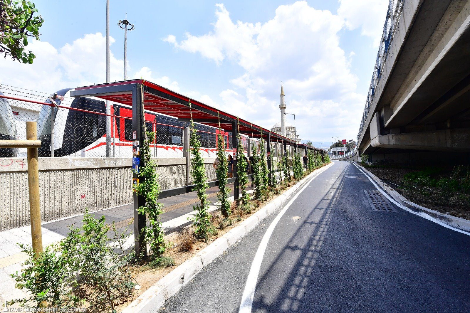 metro <p>İzmir Büyükşehir Belediyesi, “Atıl Alanları Kente Kazandırma” projesi kapsamında, her gün binlerce yurttaşın kullandığı Halkapınar Aktarma Merkezi’ni yepyeni bir görünüme kavuşturdu. 25 milyon liralık proje kapsamında 16 bin metrekarelik alanda tematik bahçeler, güneş enerjili gölgelikler, bekleme alanları ve karbon tutucu bitkilerle kaplı yeşil duraklar oluşturuldu, engelli dostu düzenlemeler yapıldı. İzmir Büyükşehir Belediye Başkanı Tunç Soyer’in “Atıl Alanları Kente Kazandırma” projesi kapsamında, İzmir’de toplu ulaşımın en yoğun noktası Halkapınar Aktarma Merkezi, doğayla uyumlu sürdürülebilir bir tasarıma kavuştu. İzmir Büyükşehir Belediyesi Fen İşleri Dairesi Başkanlığı tarafından yürütülen çalışma kapsamında her gün binlerce kişinin kullandığı Halkapınar Aktarma Merkezi’nde bekleme alanları, tematik bahçeleri,  gölgelikli yürüyüş alanları, yeşil duraklar ve engelli dostu düzenlemeler yapıldı.</p>
<p>Yayalar için konforlu ulaşım
16 bin metrekarelik alanda Metro-İZBAN çıkışı, viyadük altları, metro-tramvay arasındaki yaya kaldırımları ve otobüs aktarma alanlarını içeriyor. Yaya yolu ve bekleme alanlarının çevresinde yeşil koridorlar oluşturuldu. Metro ve İZBAN çıkışlarında bekleme, dinlenme alanları, tıbbi ve aromatik bitkilerden oluşan tematik bahçe peyzajları yapıldı. Tramvaya giden yaya yolu genişletildi ve gölgelik yapıldı. Yönlendirme, aydınlatma elemanları ile yaya ulaşımının güvenliği ve konforu artırıldı.</p>
<p>Karbonu azaltacak yeşil duraklar
Yeşil alan düzenlemelerinde hava kirliliğini azaltmak amacıyla az bakım gerektiren, karbon tutuculuğu yüksek bitki türleri kullanıldı. Otobüs durakları ve otobüs aktarma merkezi İzmir Büyükşehir Belediyesi’nin Doğayla Uyumlu Yaşam Stratejisi doğrultusunda sürdürülebilir, doğa esaslı çözümlerle düzenlendi. İklim krizine karşı kenti dirençli hale getirmek için otobüs duraklarında Yeşil Durak uygulaması yapıldı.  Durakların arkasına yeşil cepler yapıldı ve bu ceplere ağaçlar dikilerek gölge alanlar oluşturuldu. Otobüs aktarma merkezi yeşil alanları, dinlenme ve bekleme alanları ile kentlinin yaşam kalitesini yükseltecek şekilde düzenlendi.</p>
<p>25 milyon TL’lik yatırım
Halkapınar Aktarma Merkezi’nin kent içi ulaşımın önemli noktalarından biri olduğunu söyleyen Fen İşleri Dairesi Başkanlığı Merkez Bölge Yol İşleri Şube Müdürü Mustafa Kapı, “Başkanımız Tunç Soyer’in şehrimizin atıl bölgelerindeki alanları sürdürülebilir tasarımla yeniden kente kazandırma hedefi doğrultusunda burada 25 milyon TL yatırım yaparak bu merkezimizi yeniledik. Yaklaşık 16 bin metrekarelik bir alandan söz ediyoruz. Yenilenen haliyle bu alanda tematik bitkiler, gölgelikler, yürüme alanları gibi pek çok alanlar var. Tüm bu çalışmalar engelli dostu olarak planlandı. Proje kapsamında yeşil duraklar oluşturduk. Bu duraklar karbon tutuculuğu yüksek bitki örtüsüyle kaplandı. Aynı zamanda az bakım gerektiren bitkilerden oluşuyor. Çok güneş alan bölgelere güneşlik yaptık ve o güneşliklerin üzerine güneş panelleri yerleştirdik. 7 bin metrekarelik zeminin asfaltını yeniledik ve kumlamalı granit parke taş döşedik” diye konuştu.</p>
<p>“Atıl alanlar kent yaşamının parçası haline gelecek”
“Atıl Alanları Kente Kazandırma” projesini İzmir genelinde yaygınlaşmaya devam edeceğini ifade eden Kapı, “Projeyi pilot bölge olarak seçtiğimiz Halkapınar Aktarma Merkezi’nin ardından kentin diğer bölgelerindeki atıl alanlarda da uygulayacağız. Böylelikle bu alanların kent yaşamının bir parçası haline gelmesi sağlanarak yeşil altyapı çalışmalarının devamlılığı sağlanacak” dedi.</p>
