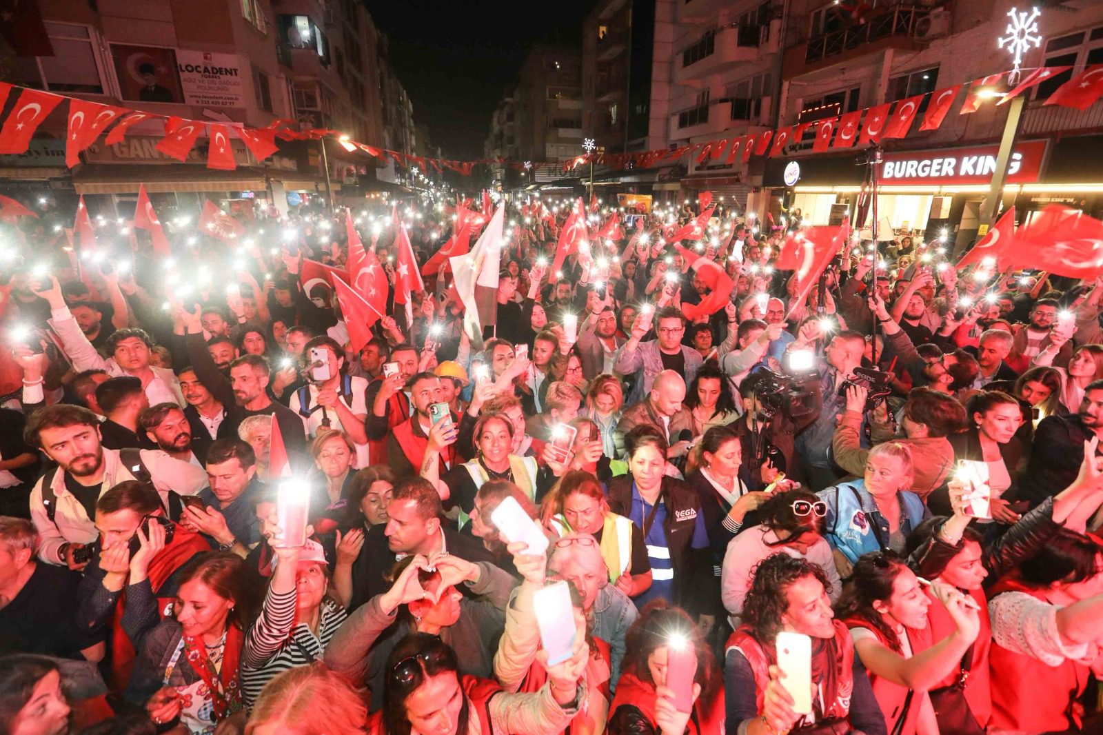 Demokrasi ışığı bu kez Buca’da yandı