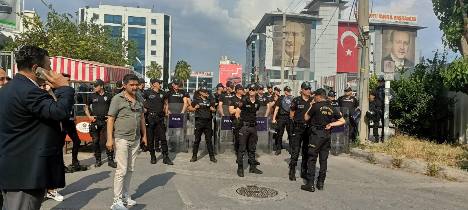 CHP İzmir İl Başkanı Aslanoğlu Ak Parti Binası önünde konuşuyor