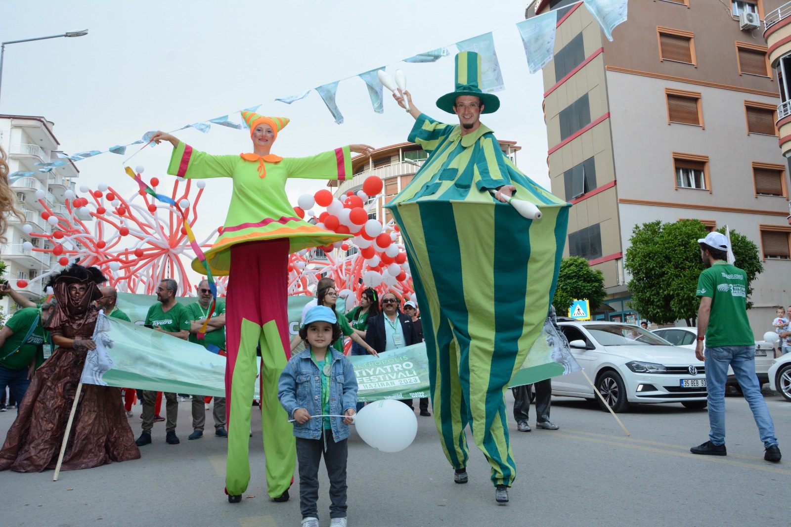 Ödüllü festival muhteşem gösteriyle başladı