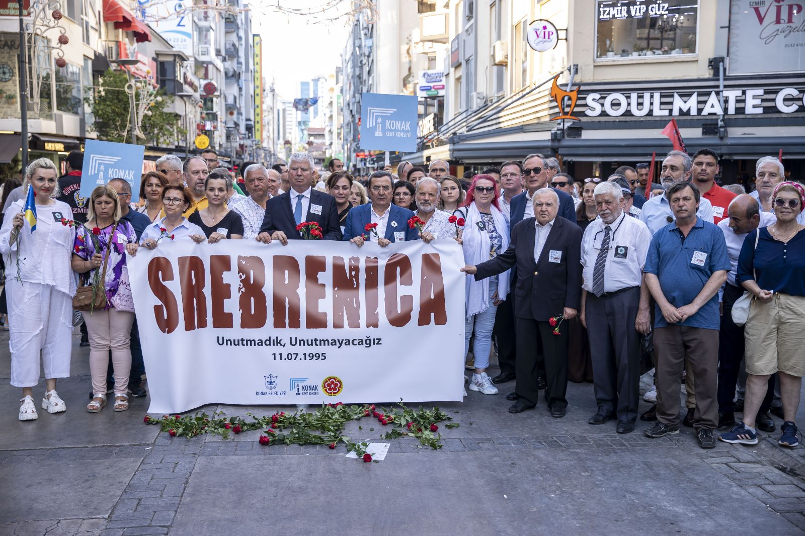 Srebrenitsa kurbanlarına  Konak’ta hüzünlü anma