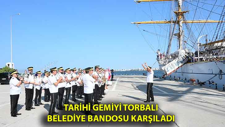 Tarihi gemiyi Torbalı Belediye bandosu karşıladı