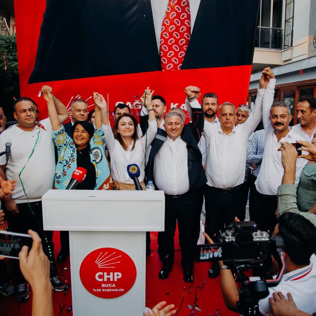 Çağdaş Kaya CUMHURİYET Halk Partisi (CHP) Buca eski İlçe Başkanı Çağdaş Kaya, örgütü tekrar eski birlik ve dinamizmine kavuşturmak için yeniden adaylığını açıkladı. CHP Buca İlçe Başkanlığı binasında basın toplantısı gerçekleştiren Çağdaş Kaya, 27 Ağustos Pazar günü yapılacak ilçe başkanlığı seçimlerinde aday olduğunu söyledi. Adaylık açıklamasına yoğun katılım sağlayan partililer alkışlarla Çağdaş Kaya’ya destek verdi. Destek verenlerin arasında mevcut İlçe Başkanı Hacer Taş Gültepe de yer aldı.