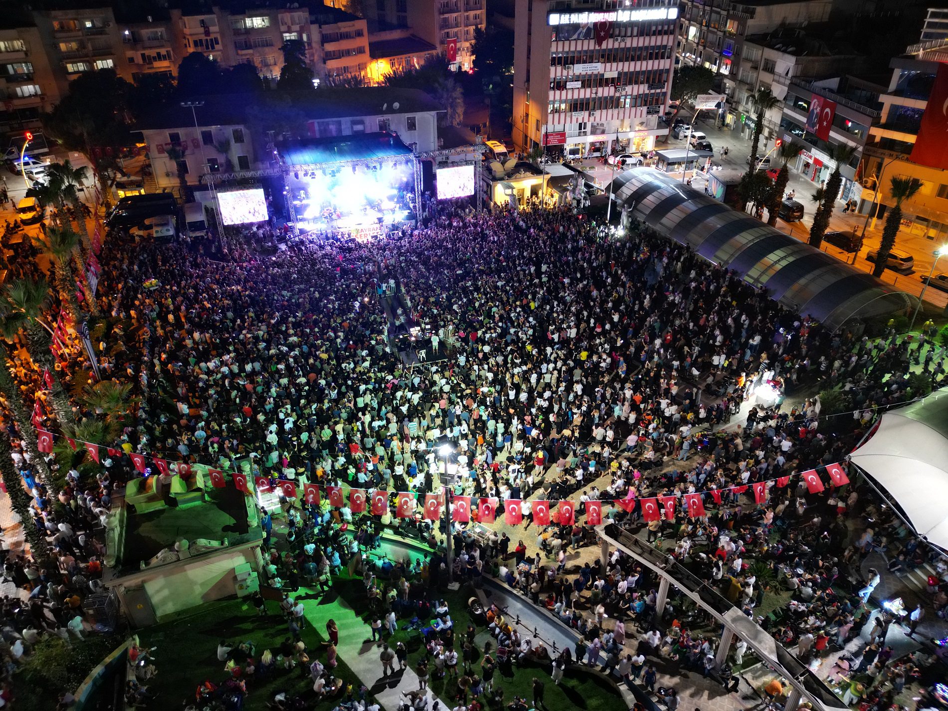 Konser 30 Ağustos Zafer Bayramı’nın 101. yıldönümü Menemen’de coşkuyla kutlandı. Menemen’in cadde ve sokakları kırmızı beyaza büründü. Menemen Belediyesi, filosuna kattığı 100 yeni araç ile Zafer Konvoyu düzenledi. Cumhuriyet Meydanı’nda gerçekleştirilen Hakan Altun ve Hüsnü Şenlendirici konserleri de vatandaşları mest etti. Konser öncesi 30 Ağustos’un önemine değinen Belediye Başkan Vekili Aydın Pehlivan, “Büyük Zafer’le birlikte bugün üzerinde özgürce yaşadığımız toprakların ebedi ve ezeli vatanımız olduğu bir kez daha tescil edilmiştir. Bu vatana dün de sahip çıktık, bugün de çıkıyoruz, yarın da çıkacağız. Ne Mutlu Türk’üm Diyene” dedi. Sanatçıları vatandaşların arasına eşi Filiz Pehlivan ile birlikte izleyen Aydın Pehlivan’ın eşiyle dansı da büyük alkış aldı.