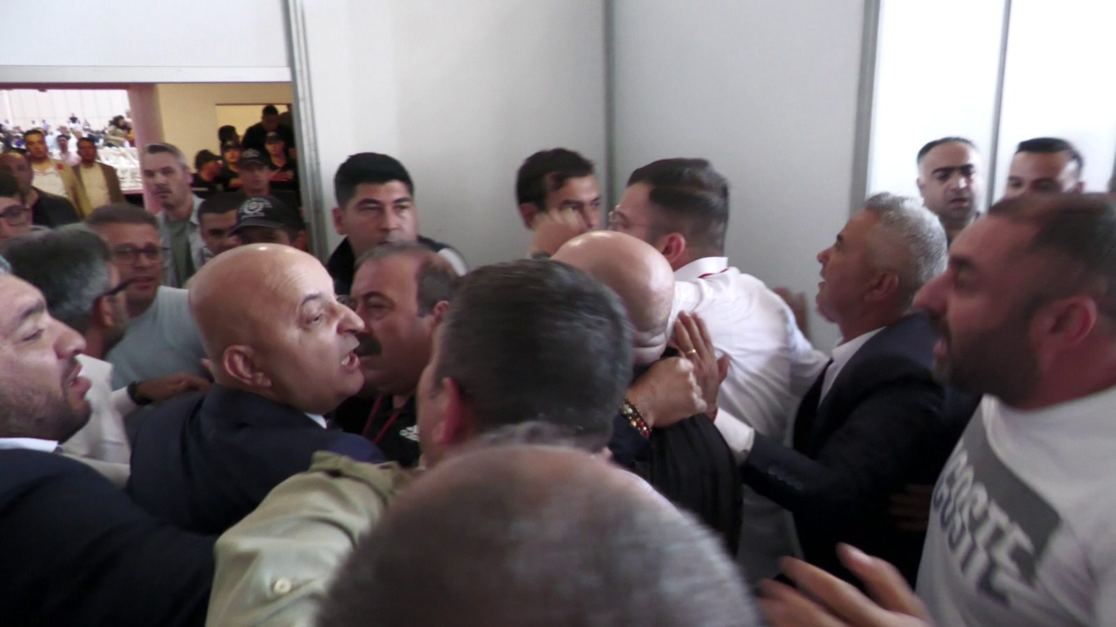 CHP İzmir Kongresinde Arbede Başkan Soyer'e Saldırı!