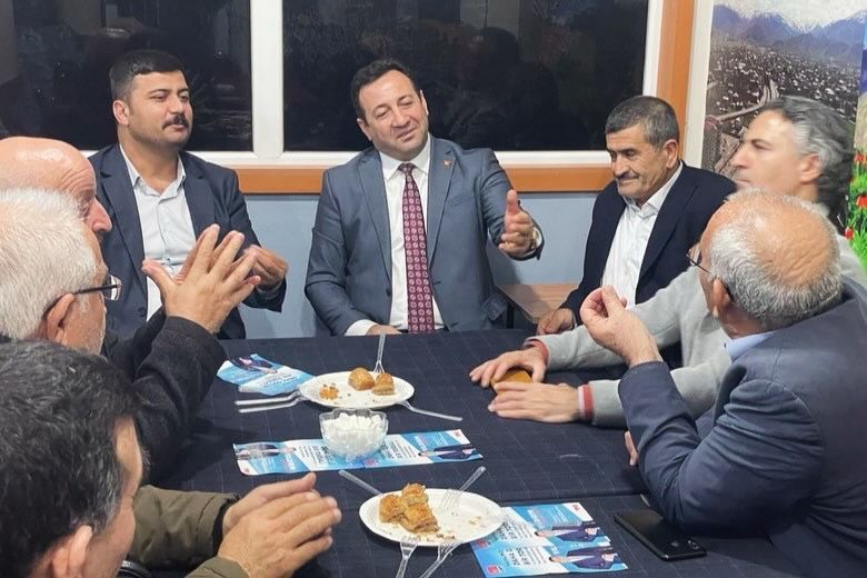 bitlis Aday adaylığı süreci başladığından beri ziyaretlerine aralıksız devam eden CHP Torbalı Belediye Başkan Aday Adayı Yıldırım Baytekin, Muş ve Bitlis Sosyal Yardımlaşma ve Dayanışma Derneği'ni ziyaret etti.