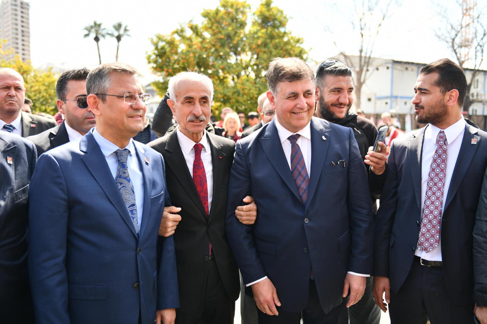CHP Genel Başkanı Özel İzmir'den gençlere seslendi: Sandığa gidin