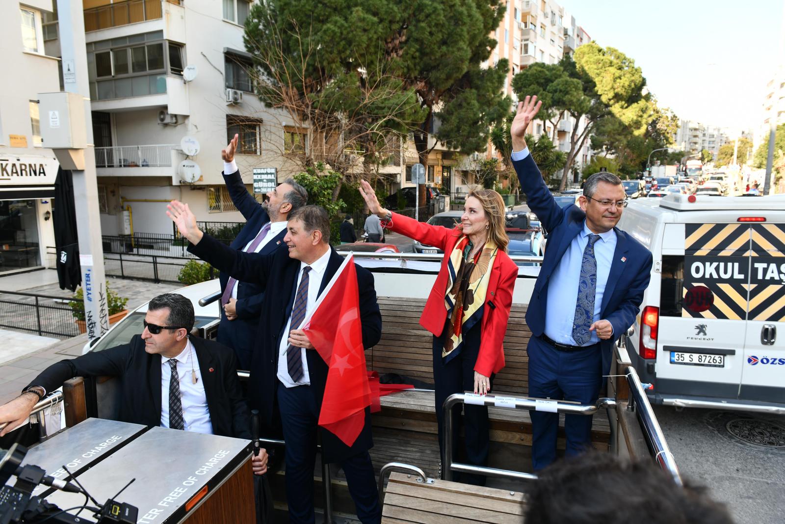 özgür özel CHP Genel Başkanı Özgür Özel ile CHP'nin İzmir Büyükşehir Belediye Başkan Adayı Dr. Cemil Tugay, İzmir'de üstü açık otobüsle yurttaşları selamladı. İzmirliler, Özel ve Tugay'ı sokaklarda Türk bayraklarıyla karşıladı.