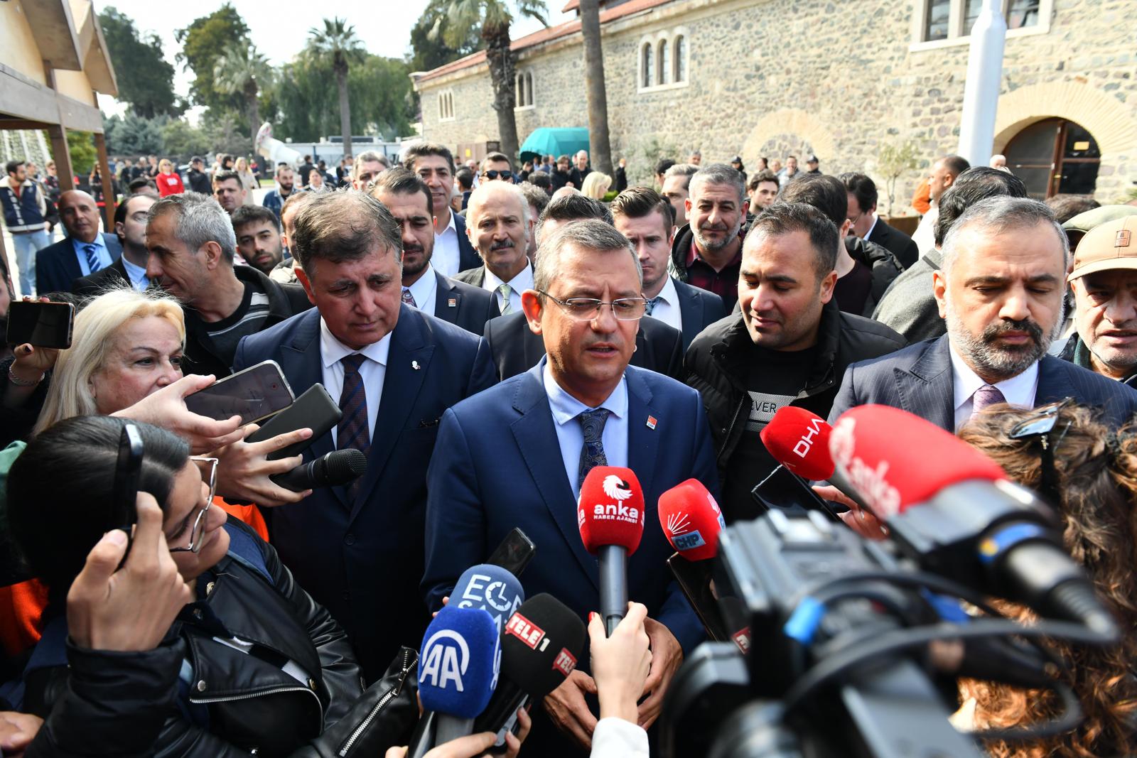 CHP Genel Başkanı Özel İzmir'den gençlere seslendi: Sandığa gidin