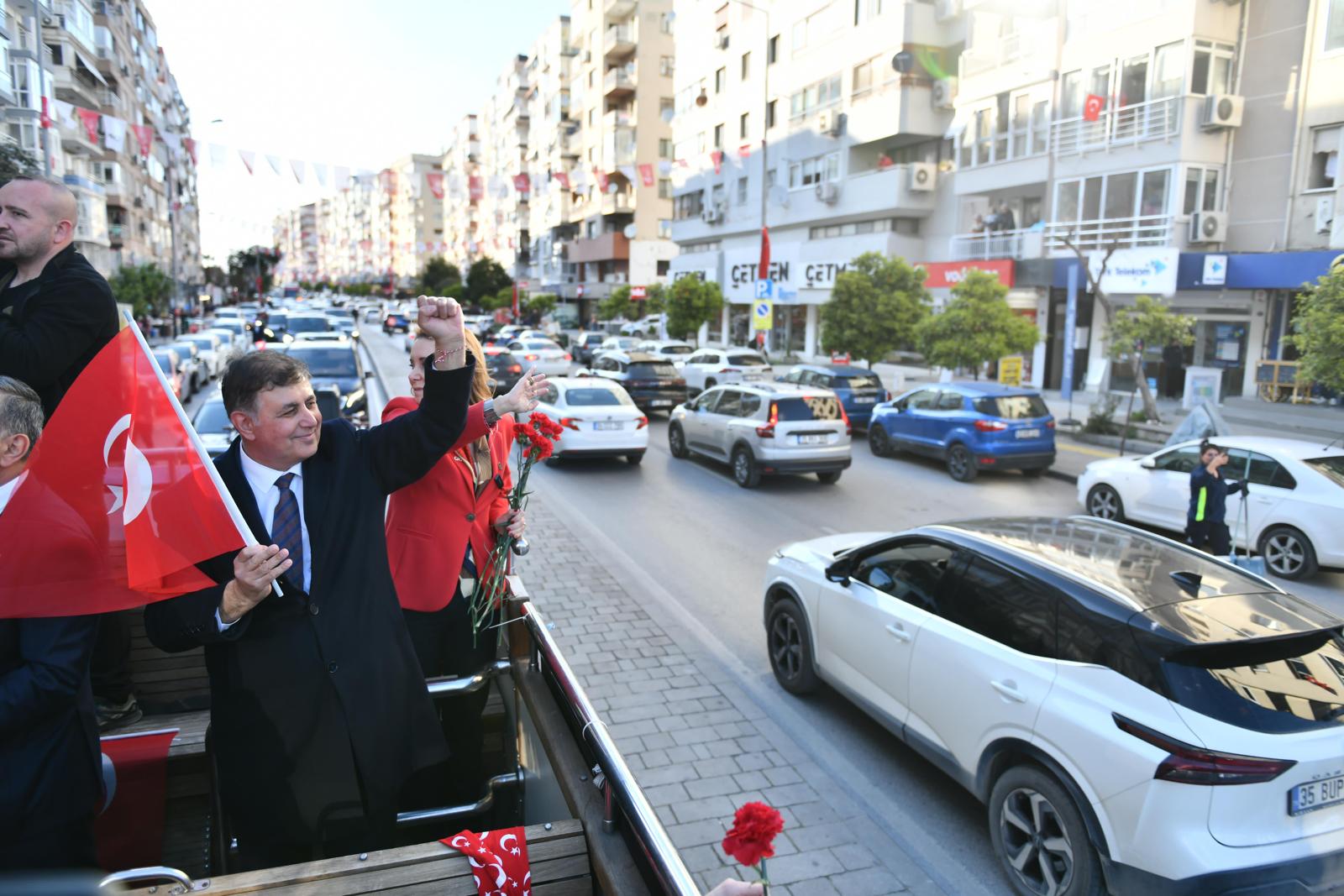 özgür özel CHP Genel Başkanı Özgür Özel ile CHP'nin İzmir Büyükşehir Belediye Başkan Adayı Dr. Cemil Tugay, İzmir'de üstü açık otobüsle yurttaşları selamladı. İzmirliler, Özel ve Tugay'ı sokaklarda Türk bayraklarıyla karşıladı.