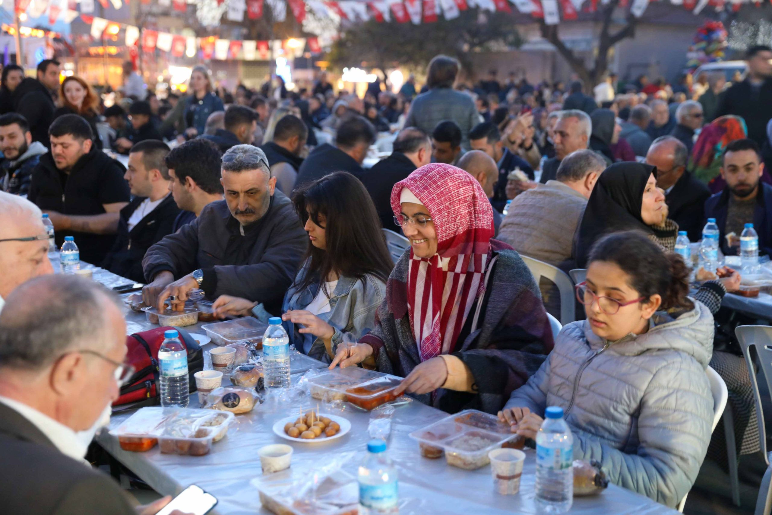 buca belediyesi BUCA Belediyesi, ramazan geleneklerini kentte yaşatmaya devam ediyor. Belediye, ramazan ayı boyunca düzenlenecek etkinliklerle ramazanın bereketini mahallelere taşıyor.