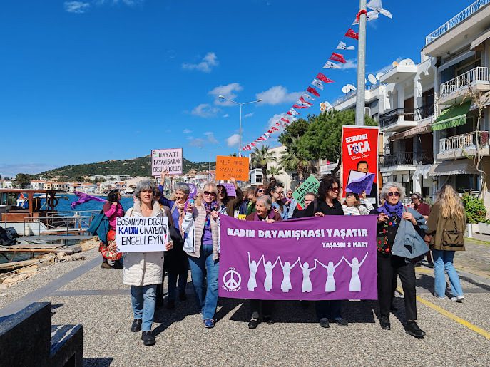 Foça Belediyesi Foça Barış Kadınları İnisiyatifi üyeleri 8 Mart Dünya Emekçi Kadınlar Günü dolayısıyla “Kadınların Uluslararası Birlik, Mücadele ve Dayanışma Günü Kadın Yürüyüşü” düzenledi. Kadın haklarına ilişkin dövizler taşıyarak, sloganlar atarak Foça Nihat Dirim Barış ve Demokrasi Meydanı’na gelen kadınlar burada bir basın açıklaması yaptılar.