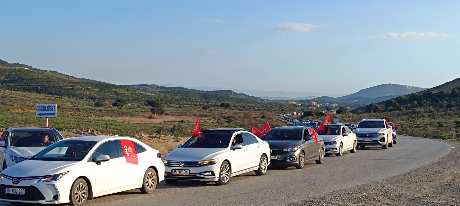 foça belediyesi Foça İlçe Merkezi’nde başlatılan araç konvoyu Kozbeyli, Ilıpınar, Gerenköy, Bağarası ve Yenibağarası’ndan gelenlerle Yenibağarası Mahallesinde birleşti. Parti bayraklarıyla süslenmiş araçlar şarkılar çalarak, kornalar basarak Yenifoça’ya geldi. CHP Yenifoça Seçim Bürosu’nun açılış törenine çok sayıda partiliyle birlikte bazı eski belediye ve ilçe başkanlarıyla, meclis üyeleri de katıldı.. 