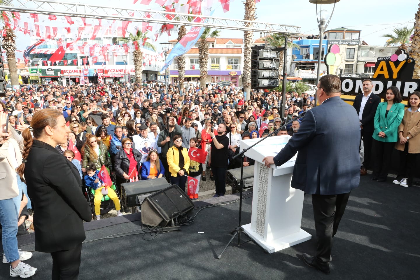 seferihisar belediyesi İzmir Seferihisar’da İyi Parti’den istifa eden ve aralarında İlçe Başkanı Kürşat Cebeci’nin de bulunduğu 317 kişi CHP’ye katıldı. CHP’ye katılan partililere ise rozetlerini Seferihisar Belediye Başkanı ve Belediye Başkan Adayı İsmail Yetişkin, CHP Genel Başkan Yardımcısı ve Parti Sözcüsü Deniz Yücel ile CHP Seferihisar İlçe Başkanı Rahmi Tezel Çınar taktı. CHP’ye katılacak İyi Partili kişi sayının 500’ü bulması bekleniyor.