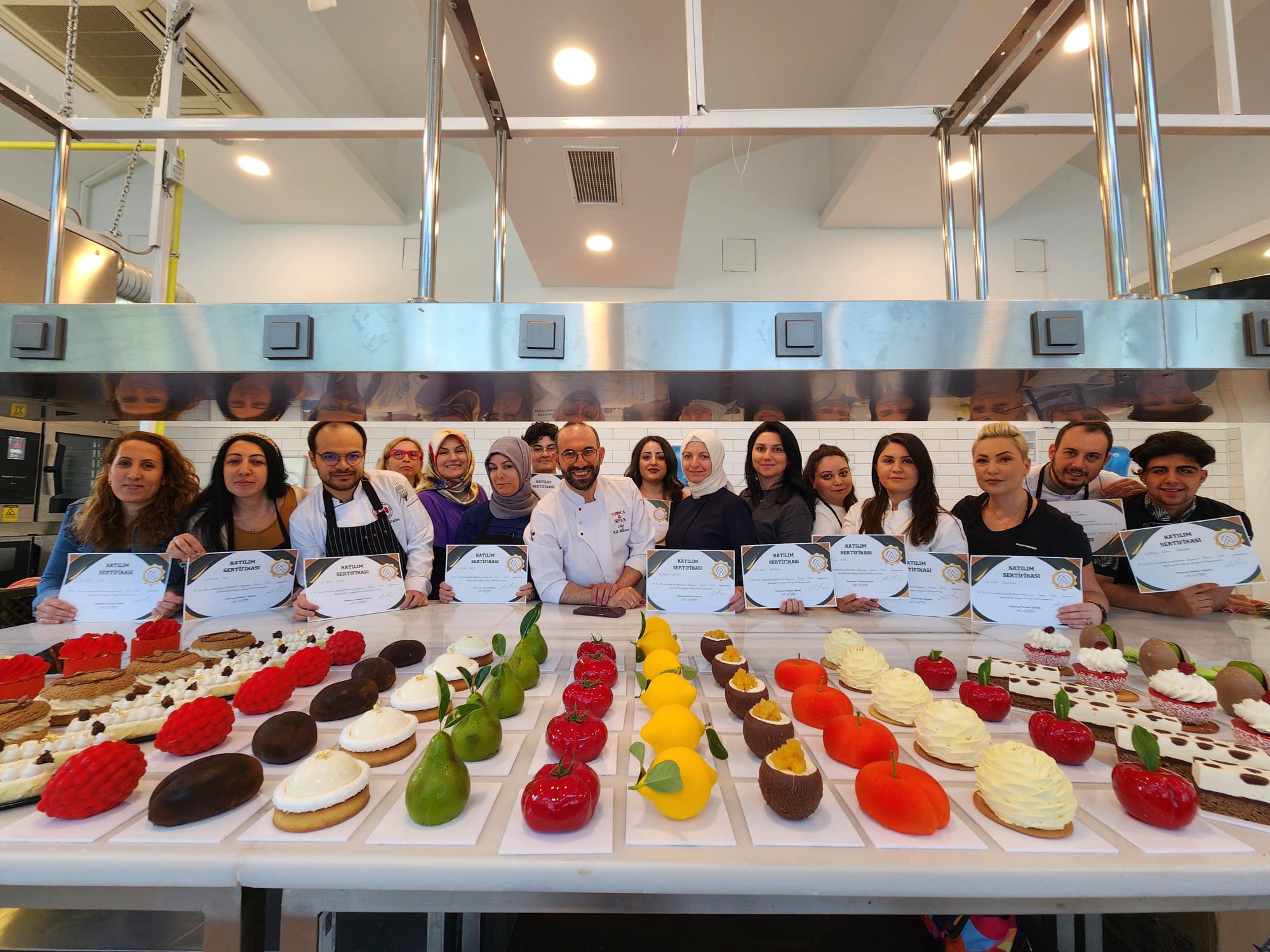 Karşıyaka Belediyesi Cordelion Mutfak Sanatları Merkezi ile Türk ve dünya mutfağının en güzel tatlarını Karşıyakalılar ile buluşturan Karşıyaka Belediyesi, ünlü pasta şefi Ali Altun’un eşliğinde pasta eğitimlerine başladı. Büyük ilgi gören etkinliğe, farklı şehirlerden onlarca şef adayı katıldı. Başkan B. Yıldız Ünsal “Mutfak Sanatları Merkezimizde hem Türkiye’nin gastronomi kültürünü koruyacak hem de dünya mutfağını ünlü şeflerden öğrenmeye devam edeceğiz” dedi.