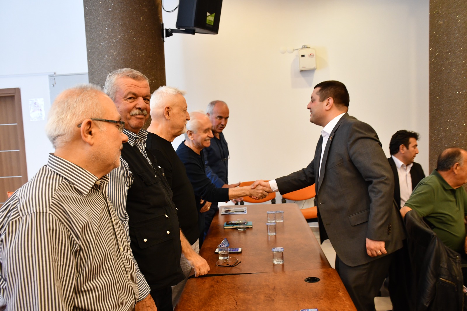 Torbalı Belediyesi Torbalı Belediye Başkanı Övünç Demir, dün mahalle muhtarları ile bir araya geldi. Başkan Demir, 31 Mart yerel seçimler sonrasında göreve yeni başlayan ve güven tazeleyen muhtarları tebrik ederek başarılar diledi.