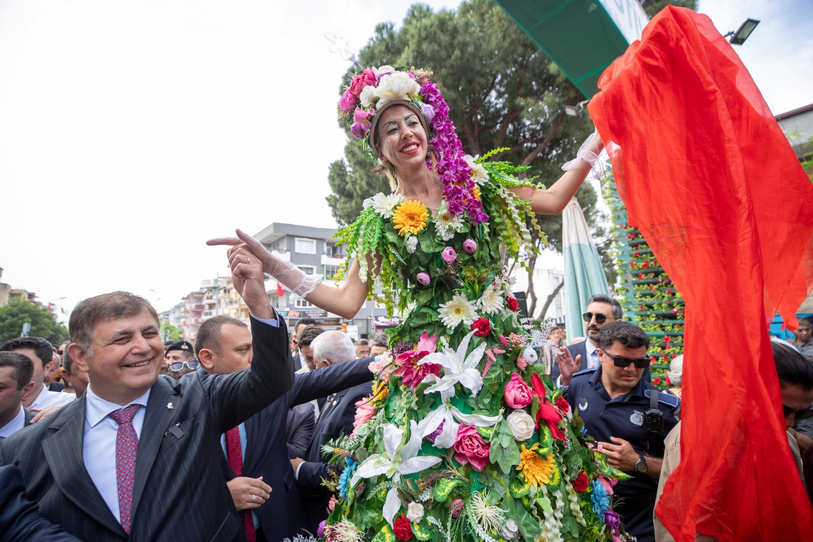 İzmir’in geleneksel festivaliyle Bayındır’da yine çiçekler açtı 