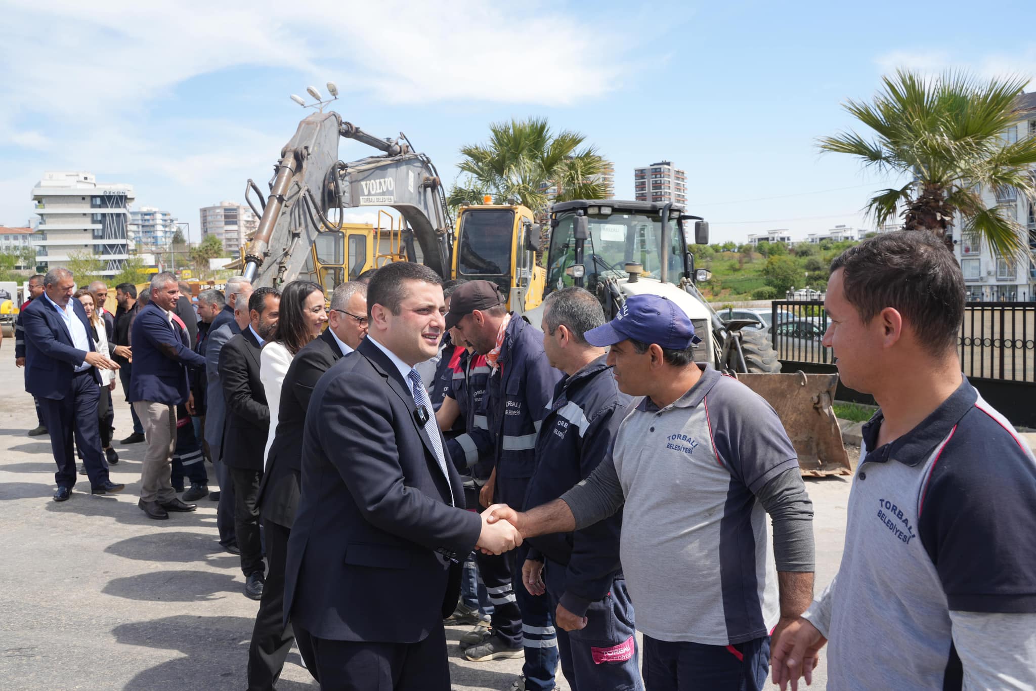 Torbalı Belediyesi Torbalı Belediye Başkanı Övünç Demir, Ramazan Bayramı öncesinde belediye personelleri ile bayramlaştı. Personellerle tek tek bayramlaşan Başkan Demir’e CHP’li meclis üyeleri de eşlik etti